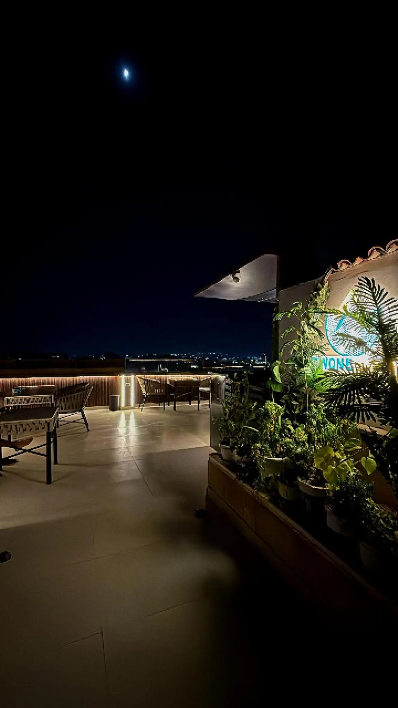 Restaurant/places to eat in Crowne Pyramids View inn