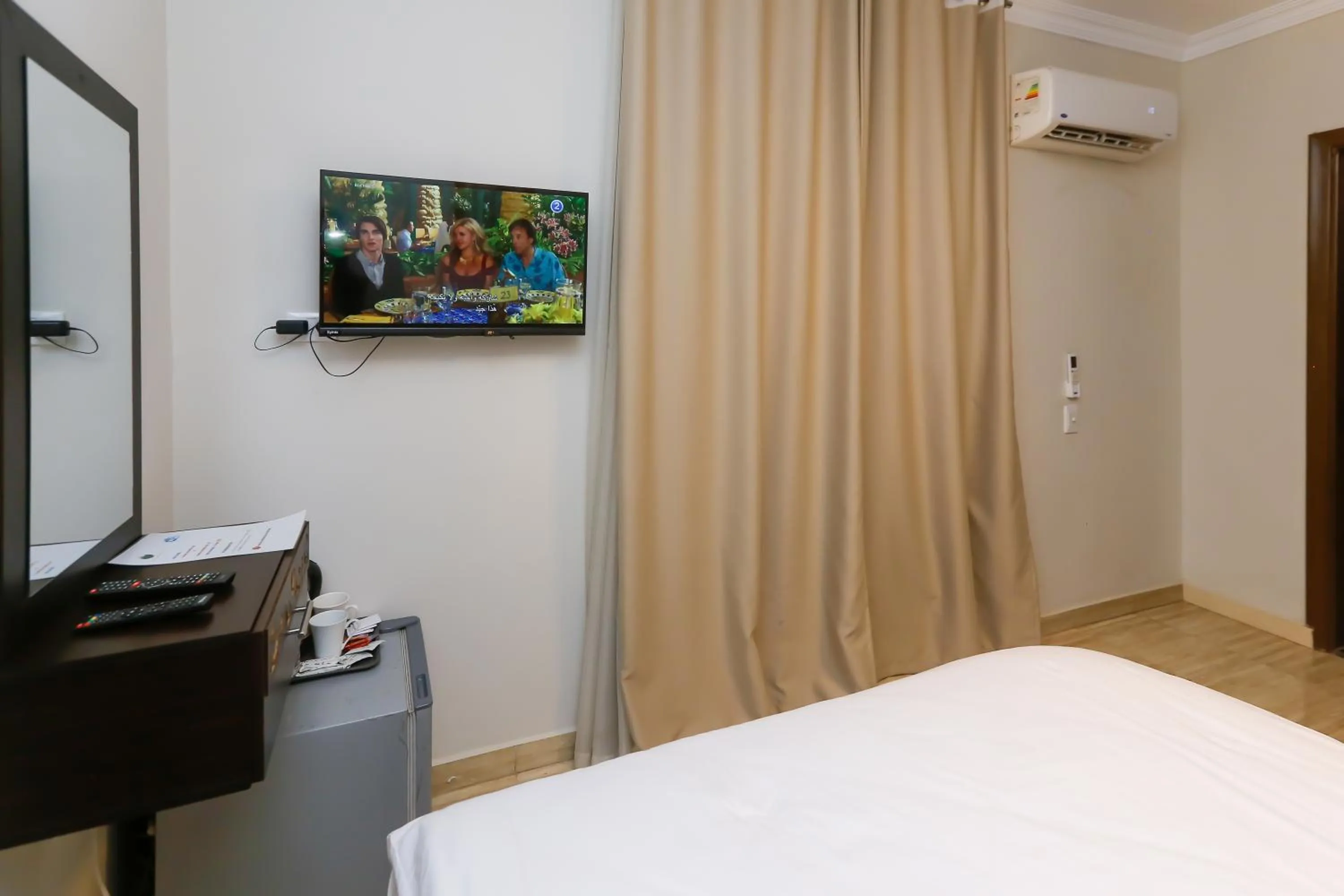 Communal lounge/ TV room, Bed in Crowne Pyramids View inn