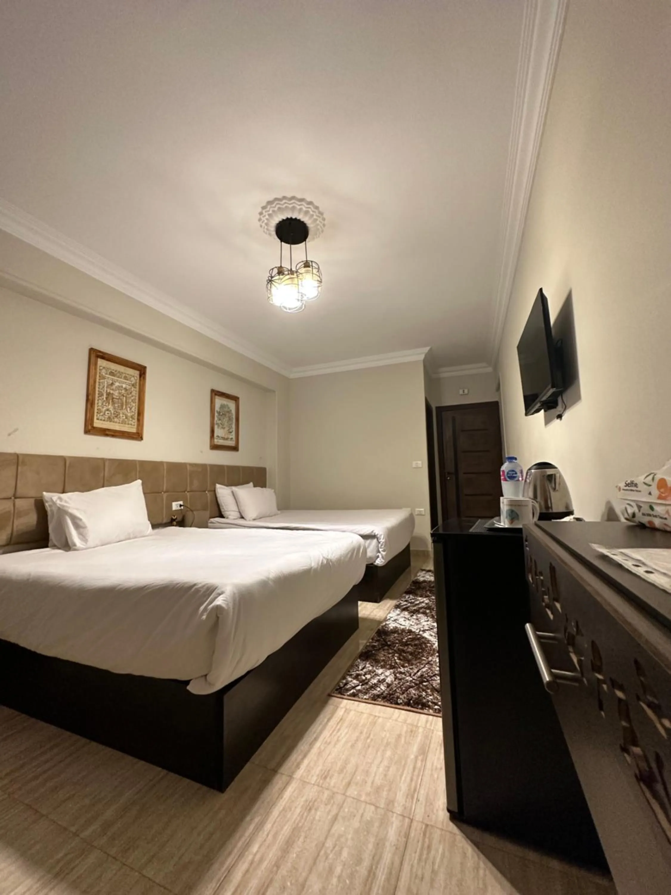 Communal lounge/ TV room, Bed in Crowne Pyramids View inn