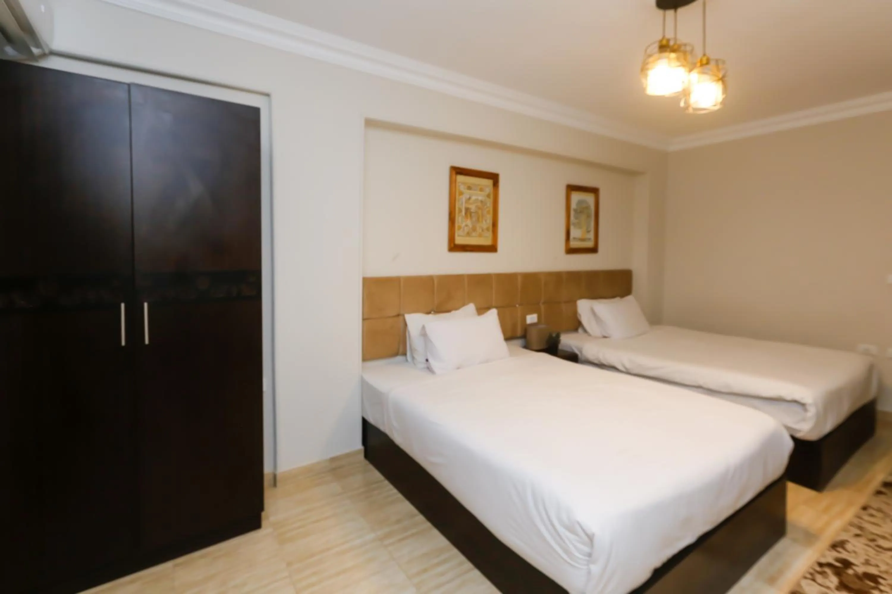 Bedroom, Bed in Crowne Pyramids View inn