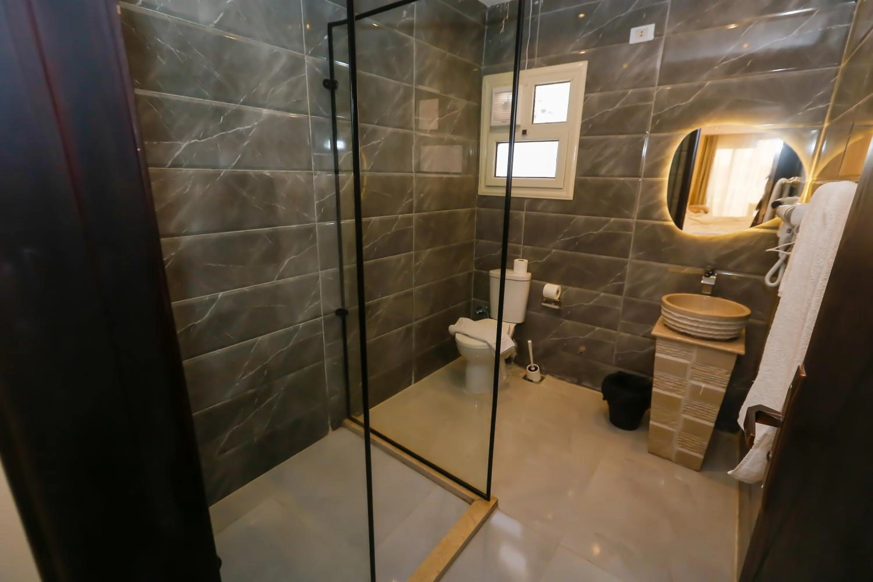 Shower in Crowne Pyramids View inn