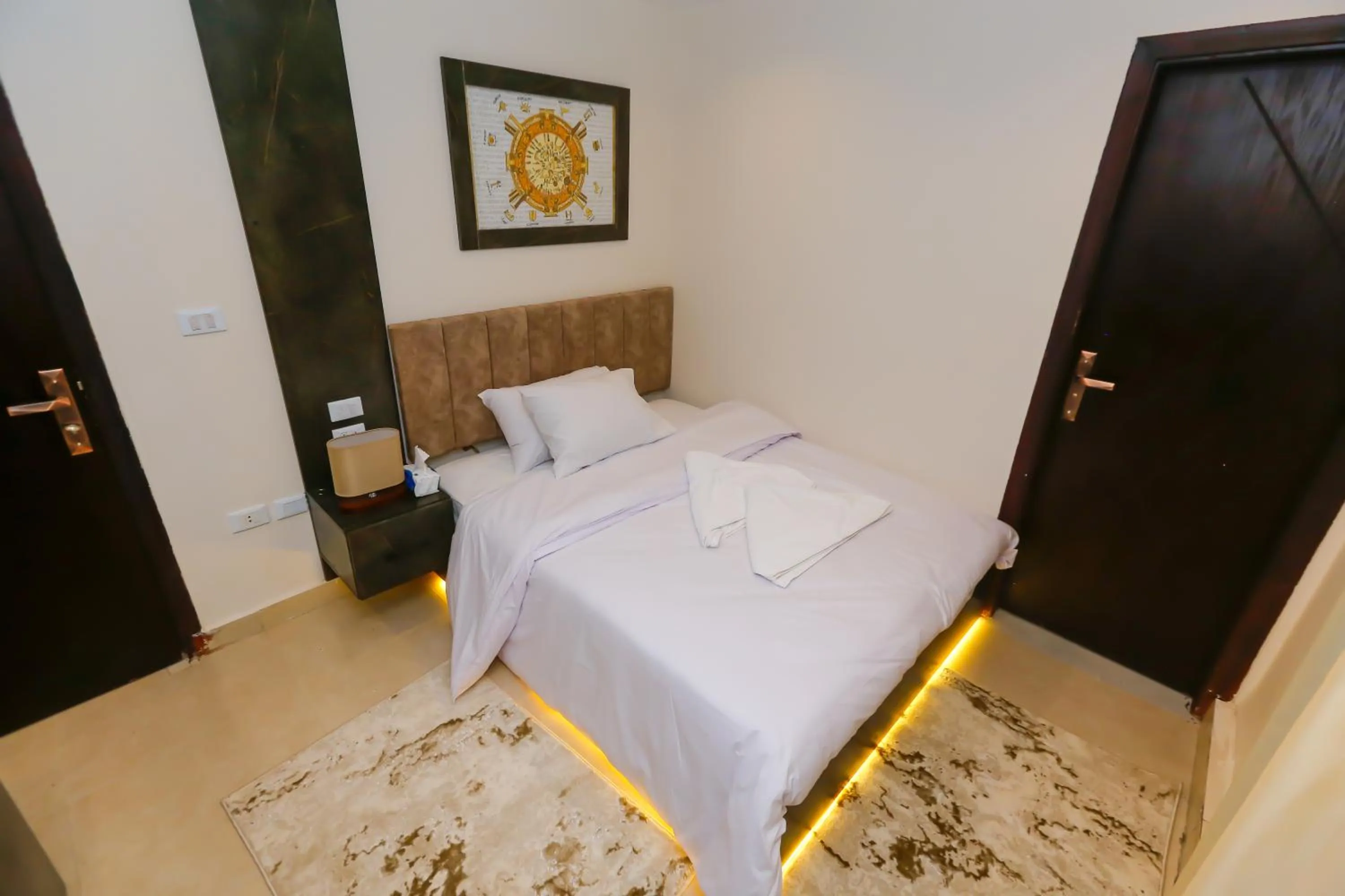 Bedroom, Bed in Crowne Pyramids View inn