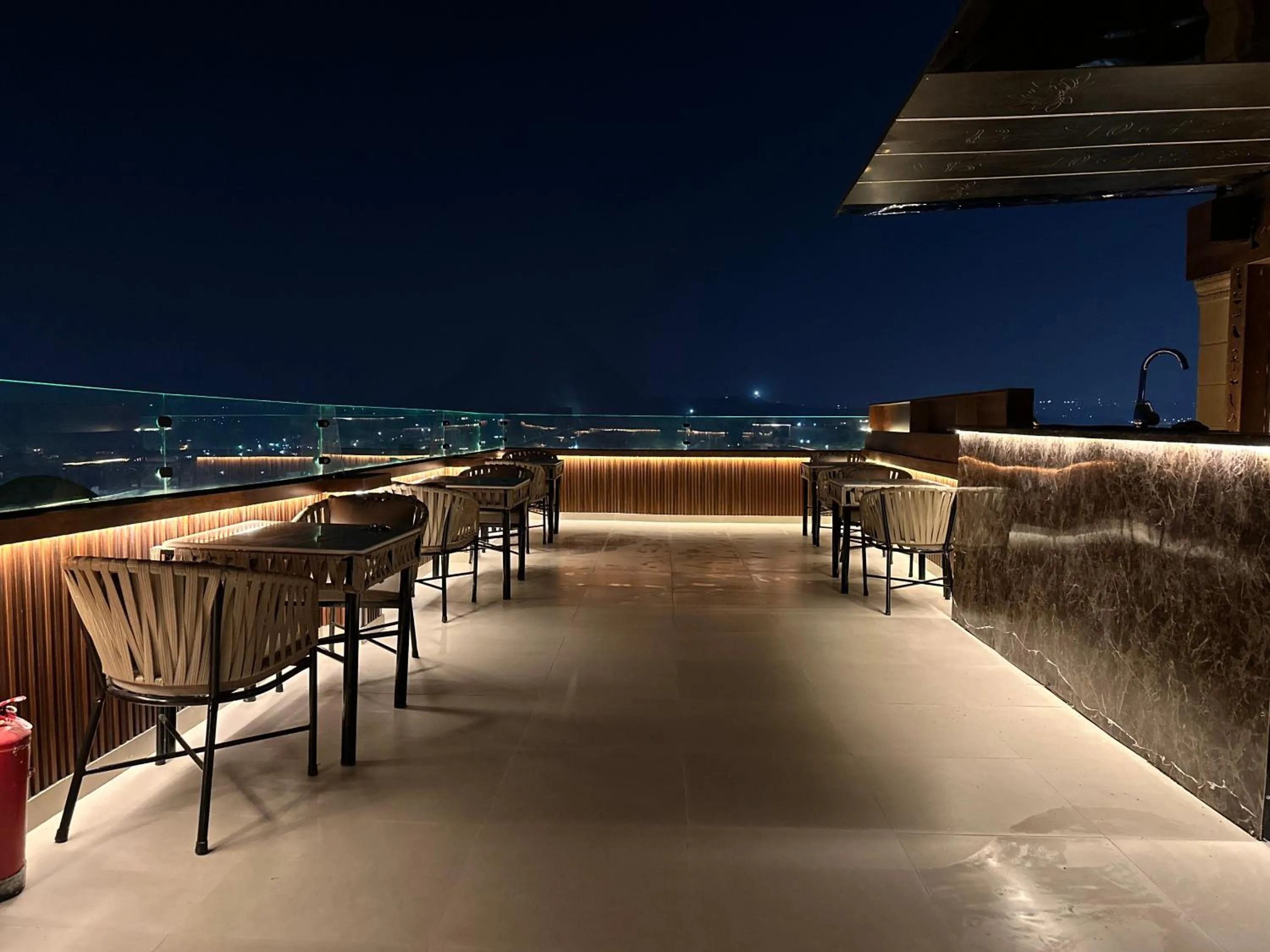 Restaurant/places to eat in Crowne Pyramids View inn