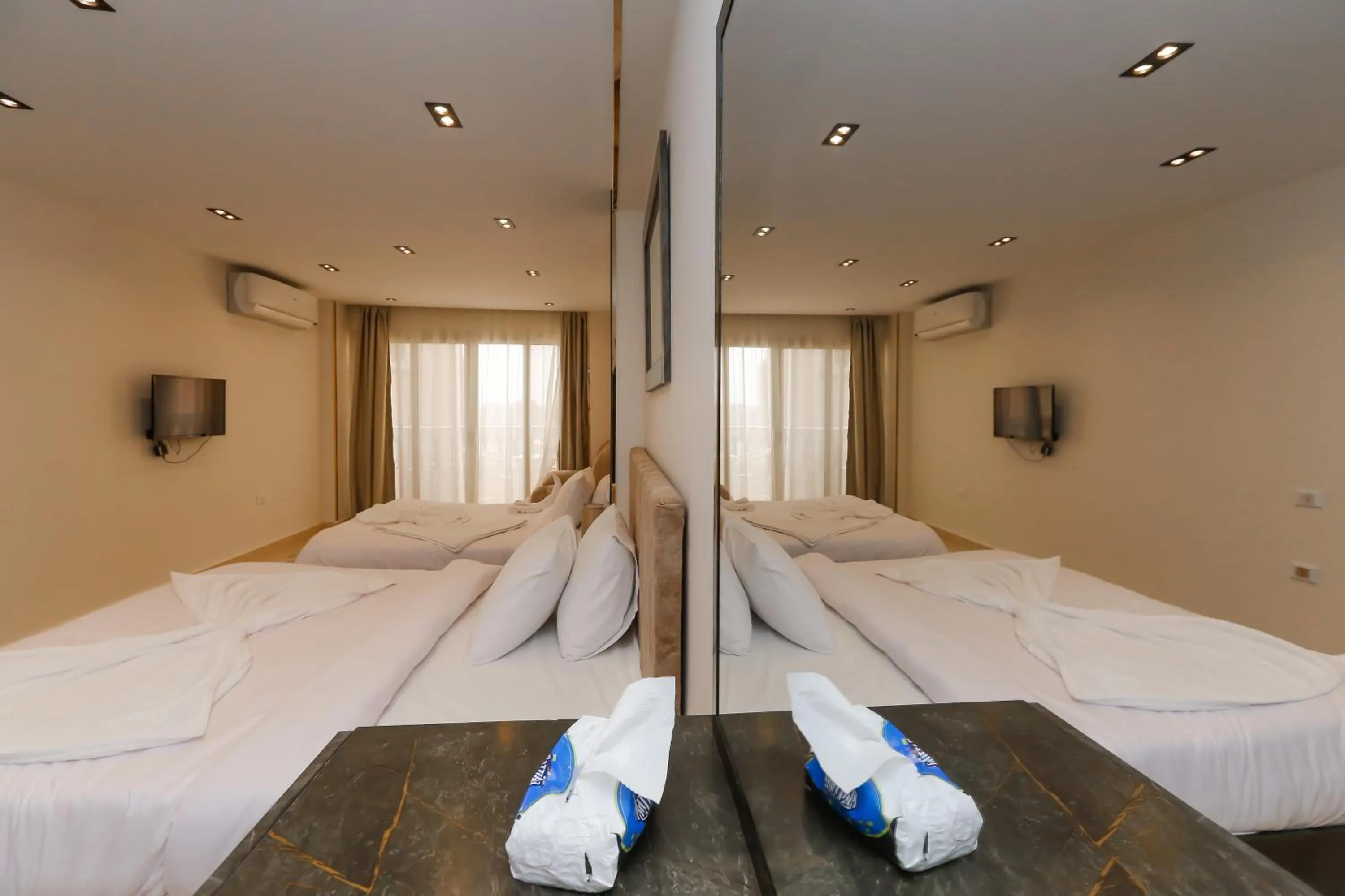 Bedroom, Bed in Crowne Pyramids View inn