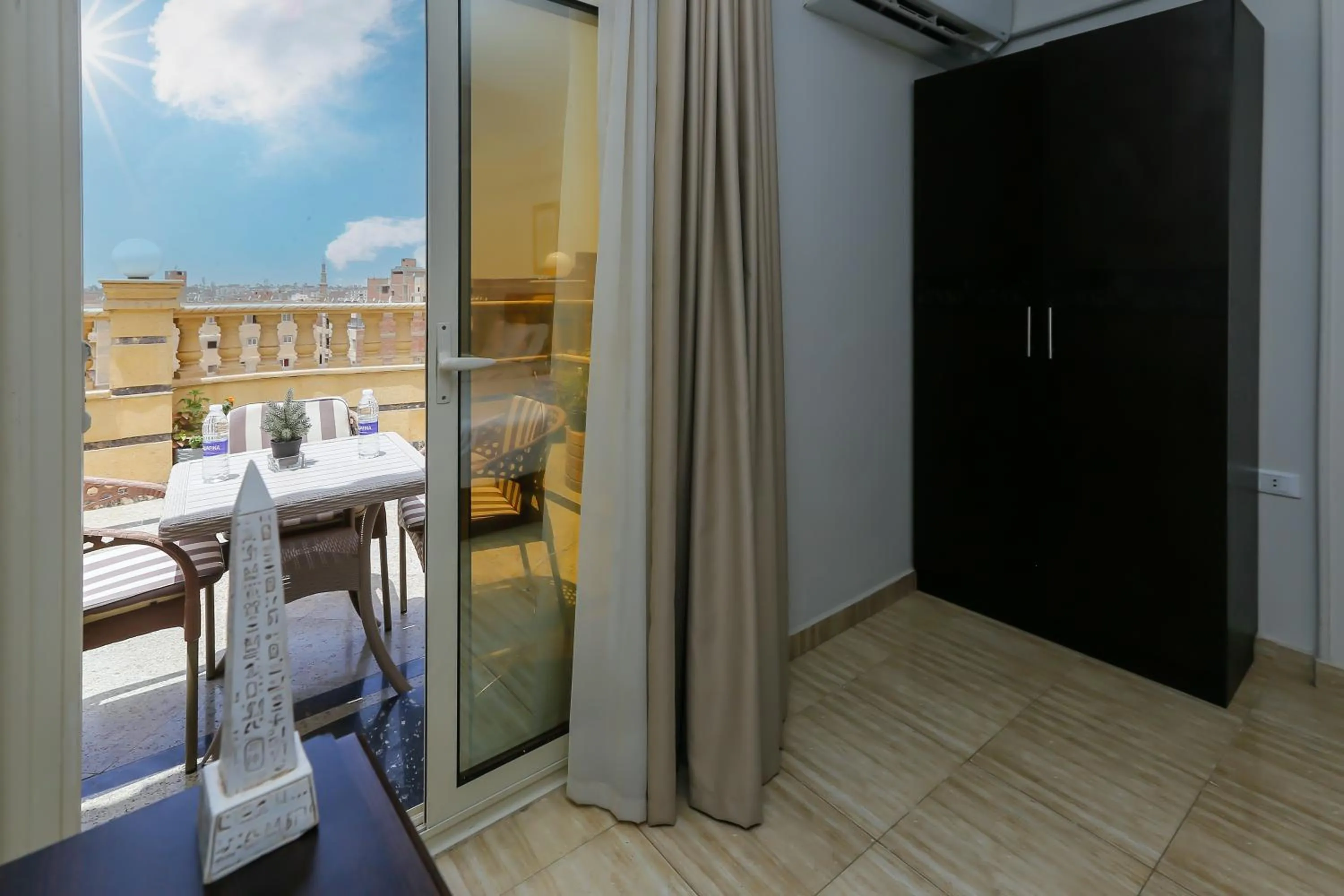 Bedroom in Crowne Pyramids View inn