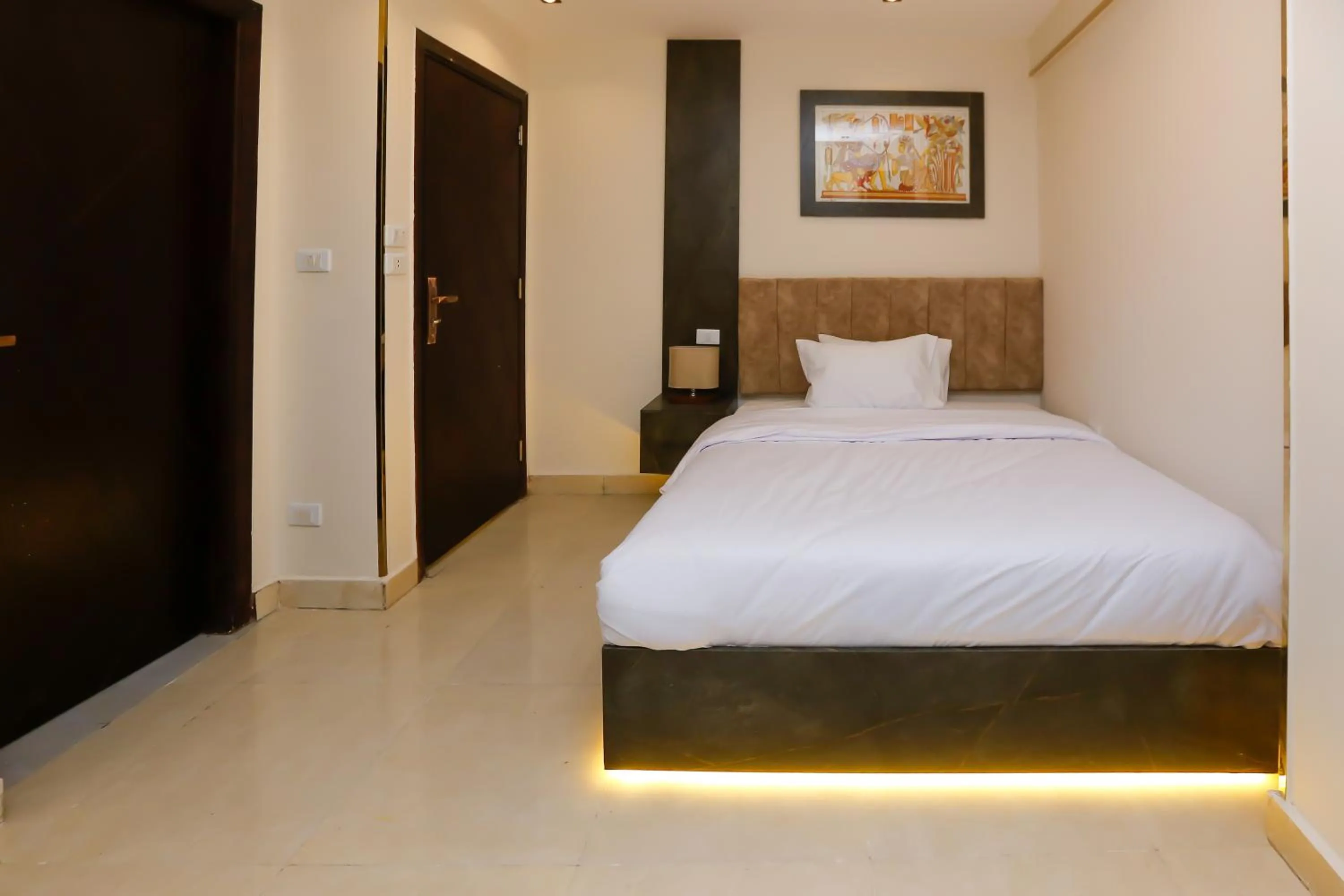 Bedroom, Bed in Crowne Pyramids View inn