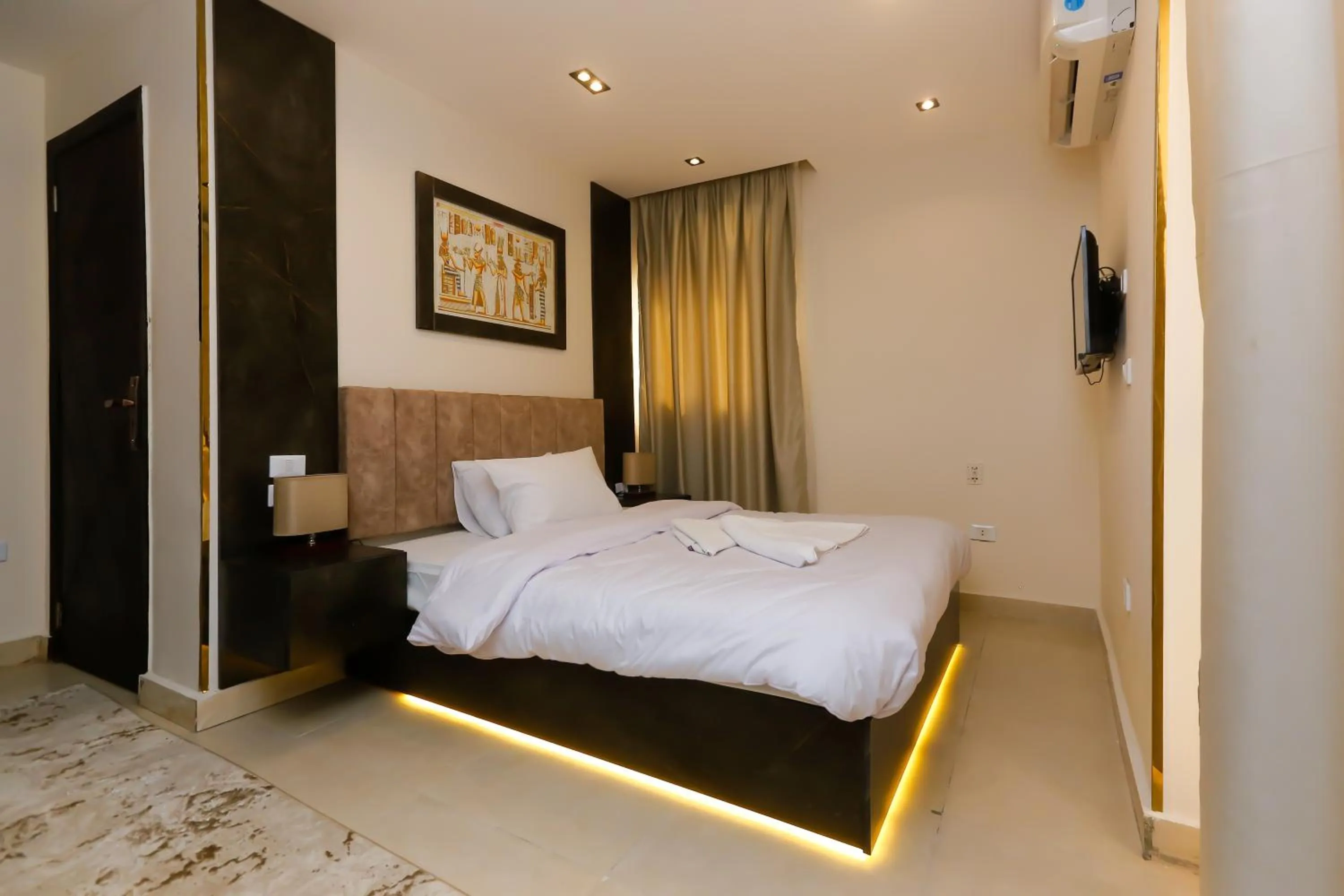 Decorative detail, Bed in Crowne Pyramids View inn