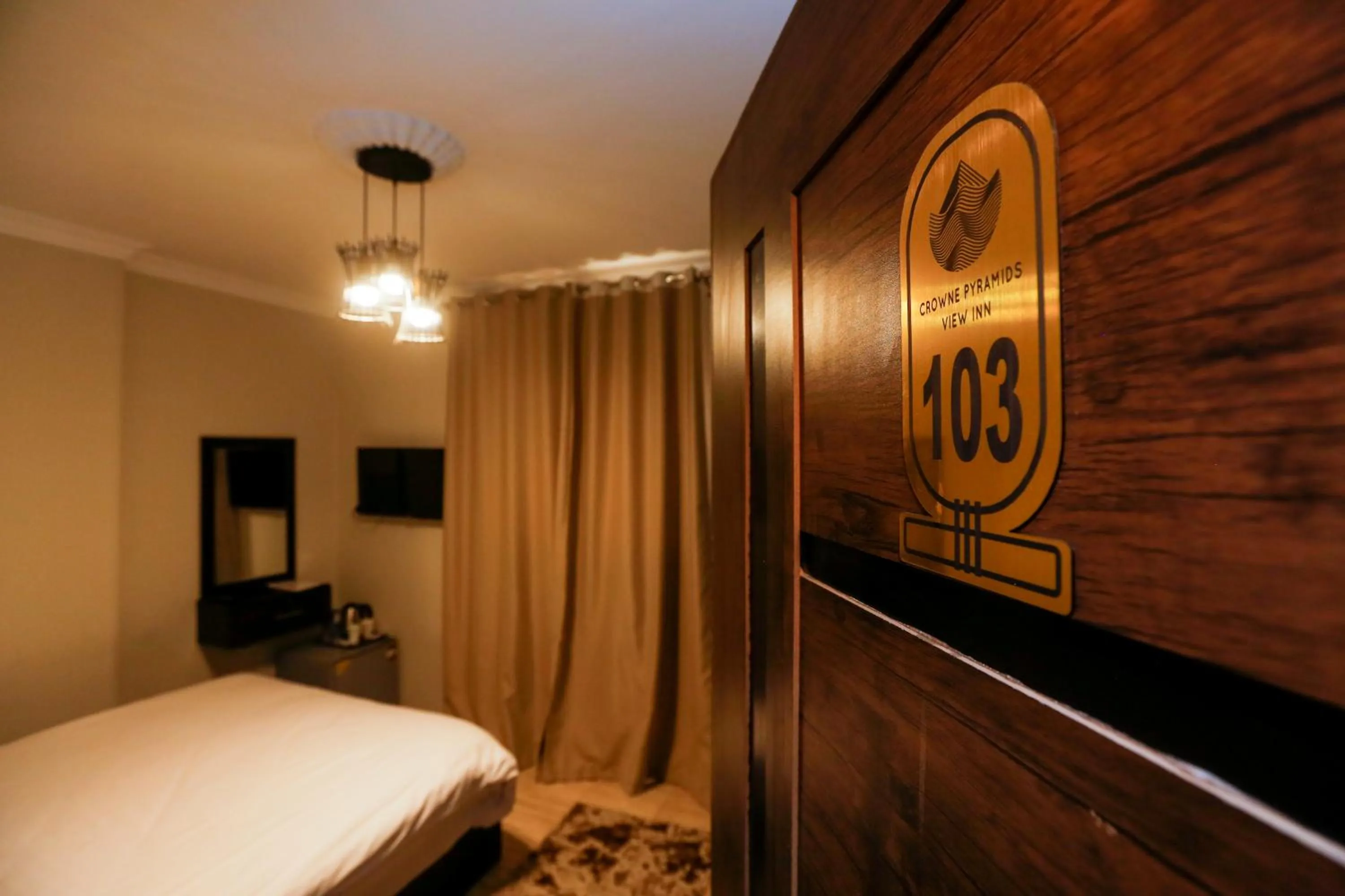 Bedroom, Bed in Crowne Pyramids View inn