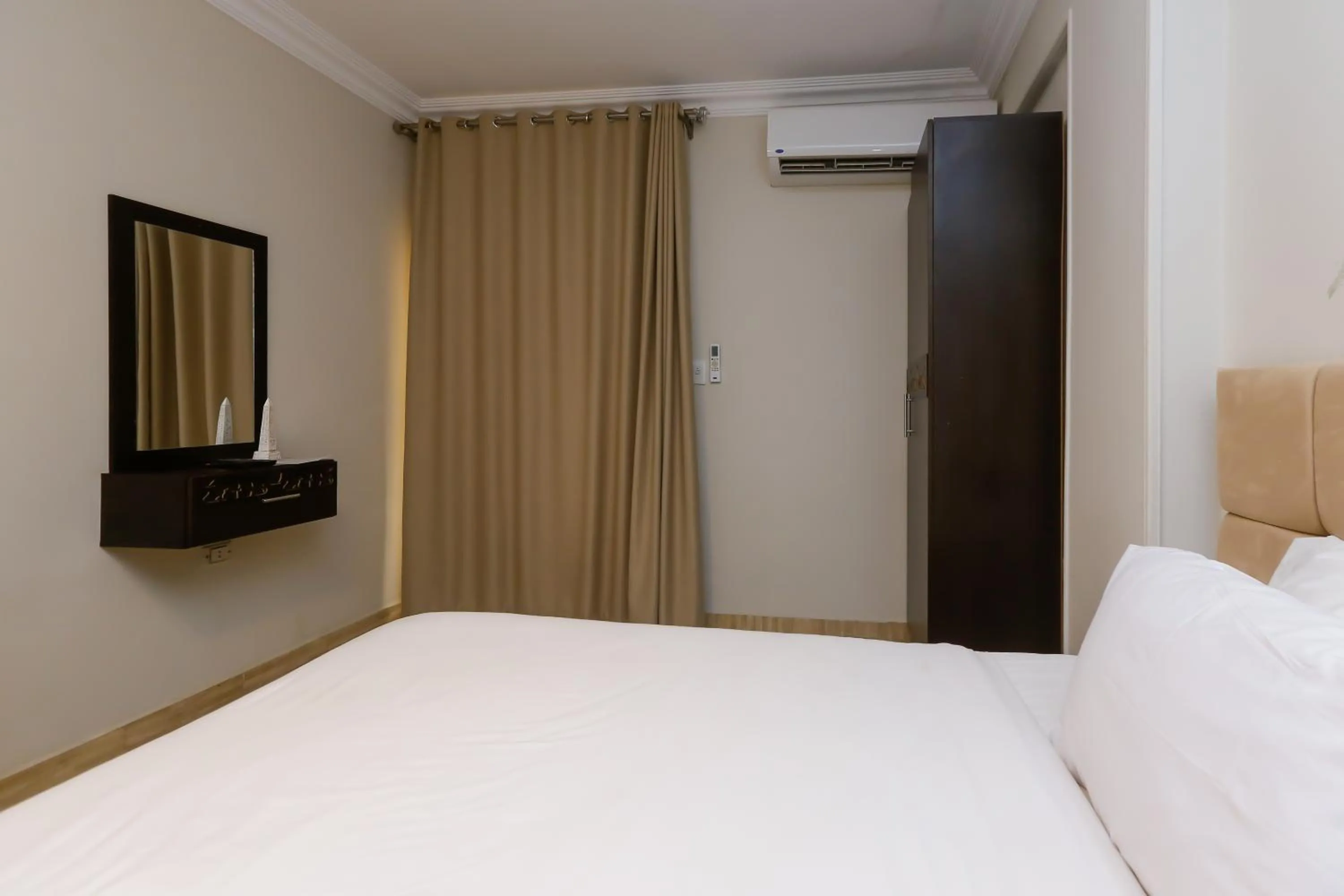 Bedroom, Bed in Crowne Pyramids View inn