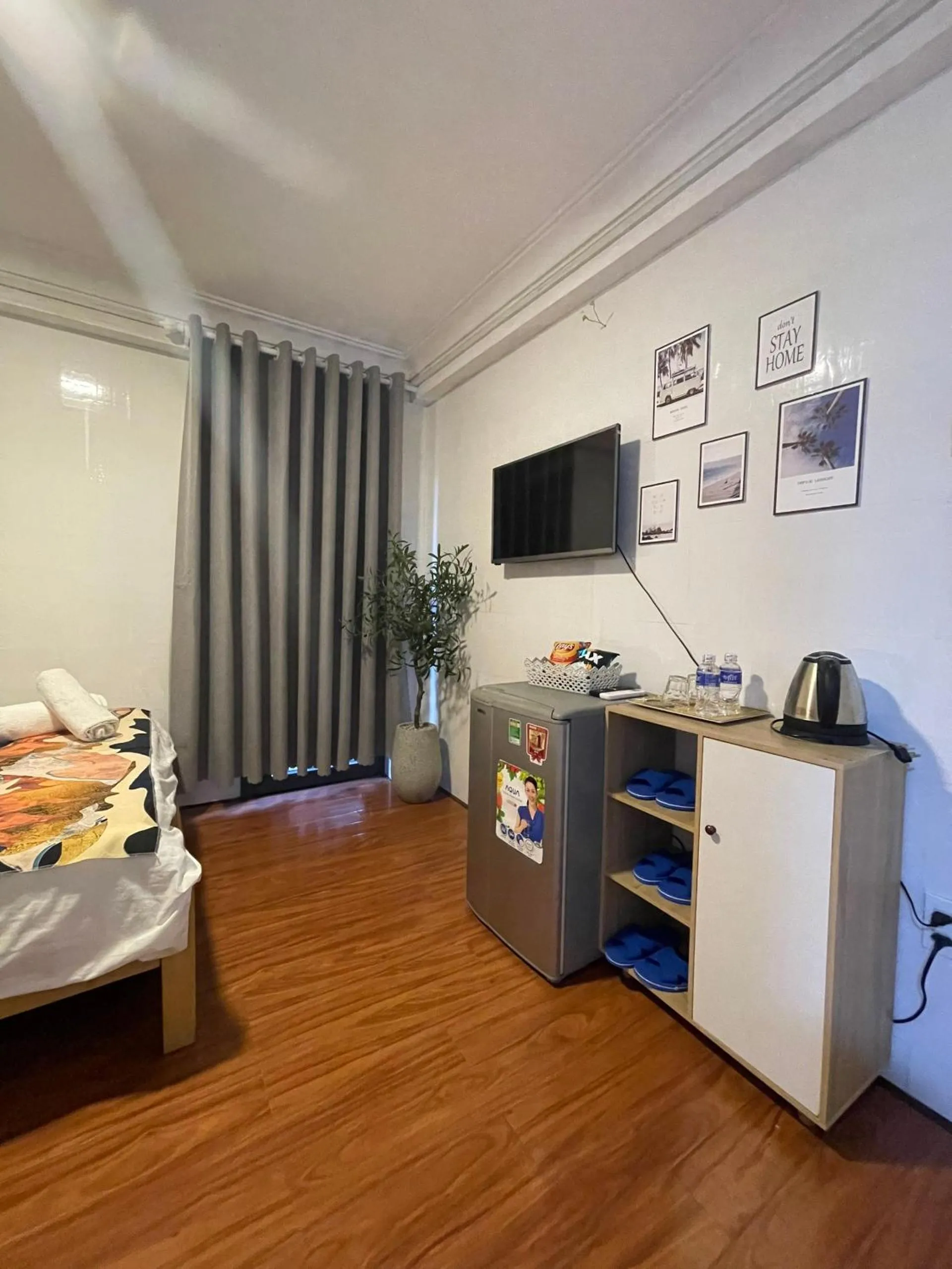 Communal lounge/ TV room, Bed in Jasmine Hotel