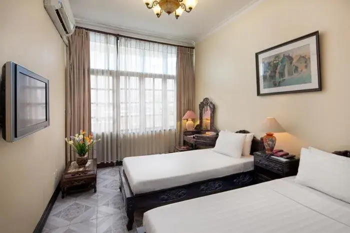 Family Room with Balcony in Lucky Central Hotel & Travel Family Room with Balcony in Lucky Central Hotel & Travel