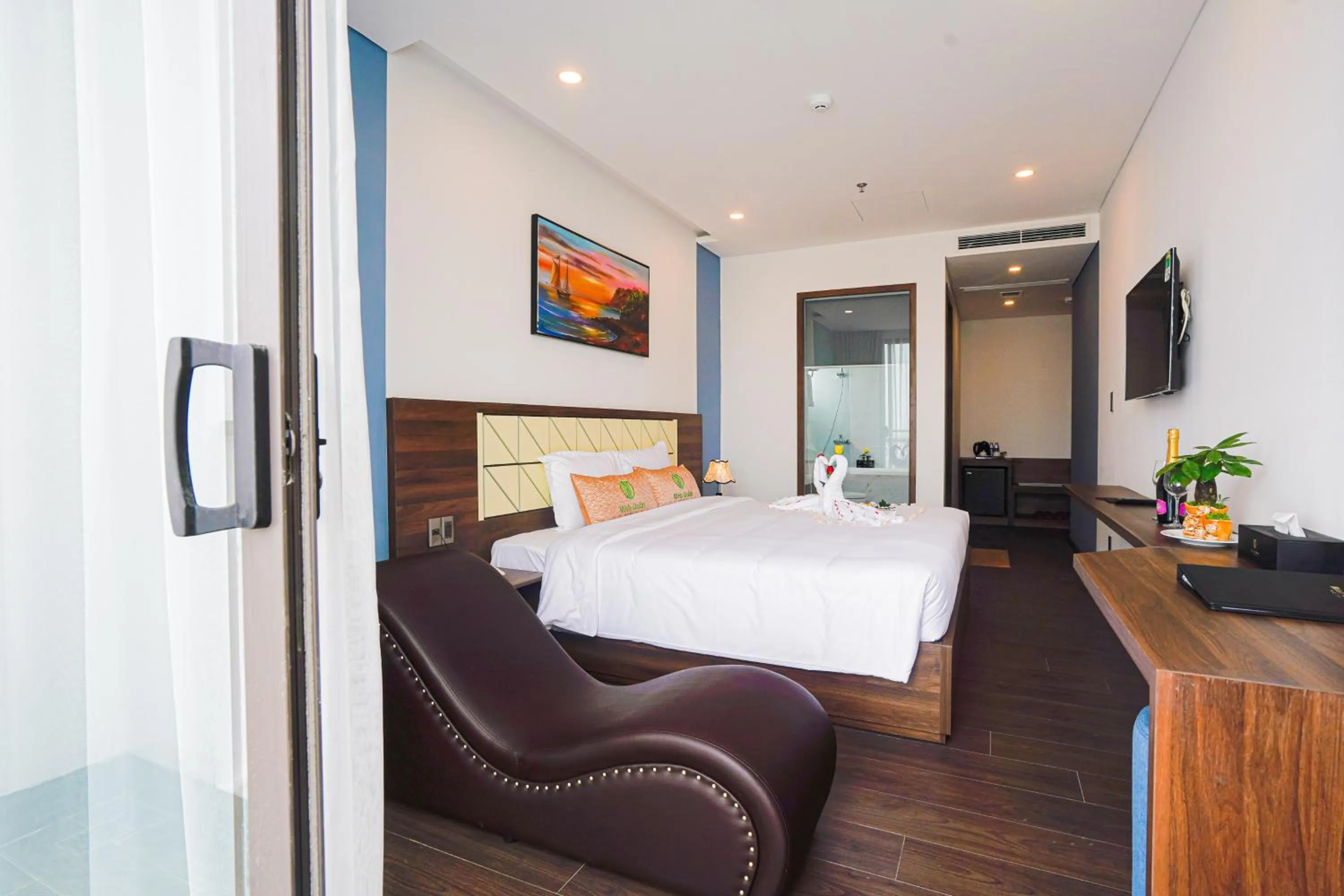 Photo of the whole room, Bed in Minh Quan Hotel - Da Nang Center By HOS