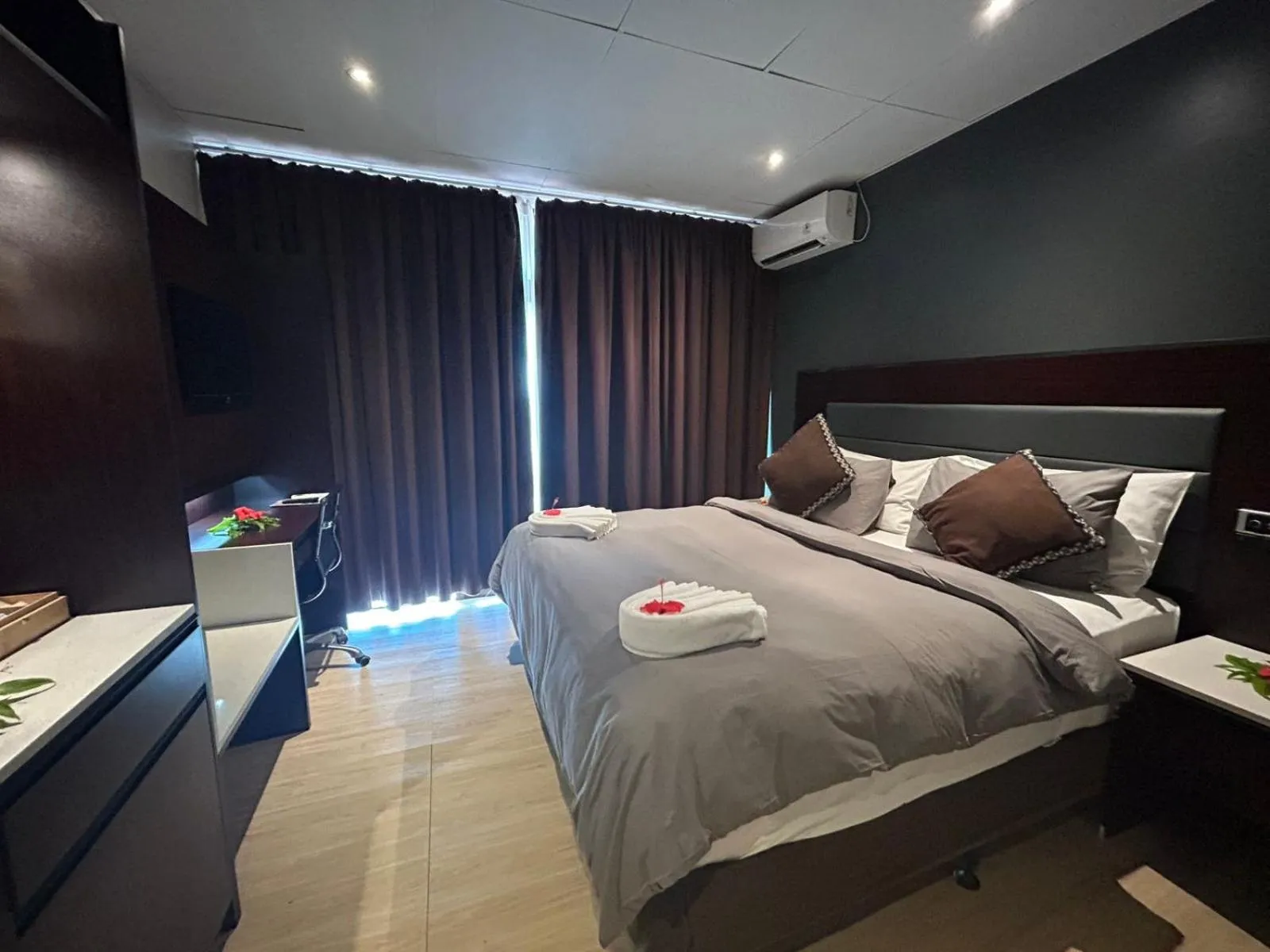 View (from property/room), Bed in Smugglers Cove Beach Resort & Hotel