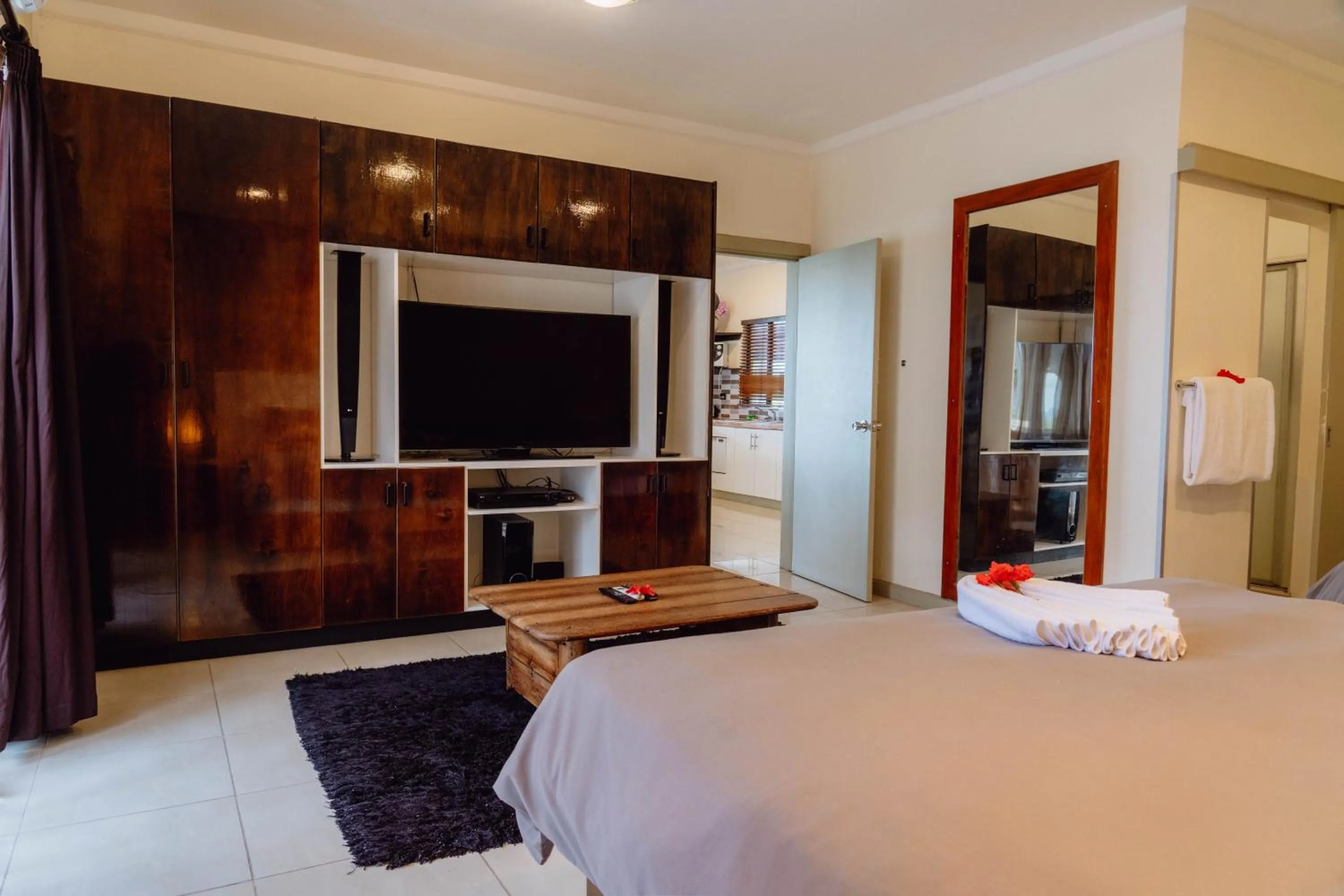 Bedroom, Bed in Smugglers Cove Beach Resort & Hotel