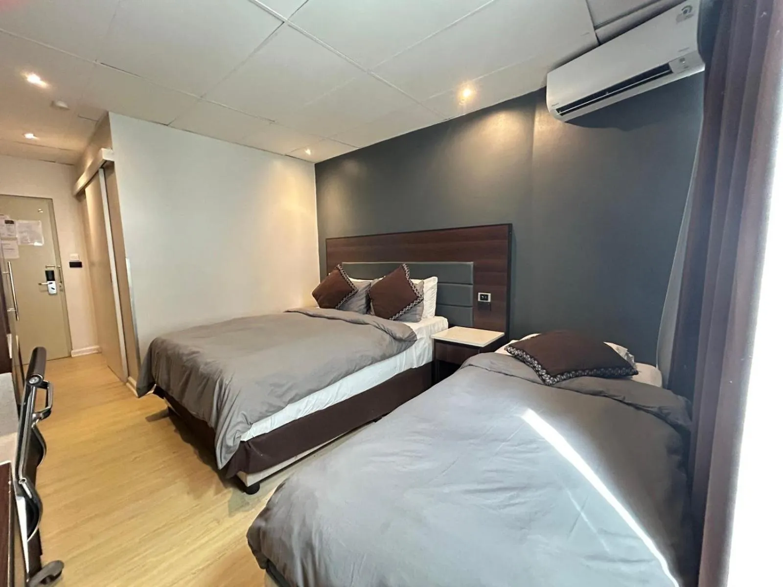 Bedroom, Bed in Smugglers Cove Beach Resort & Hotel