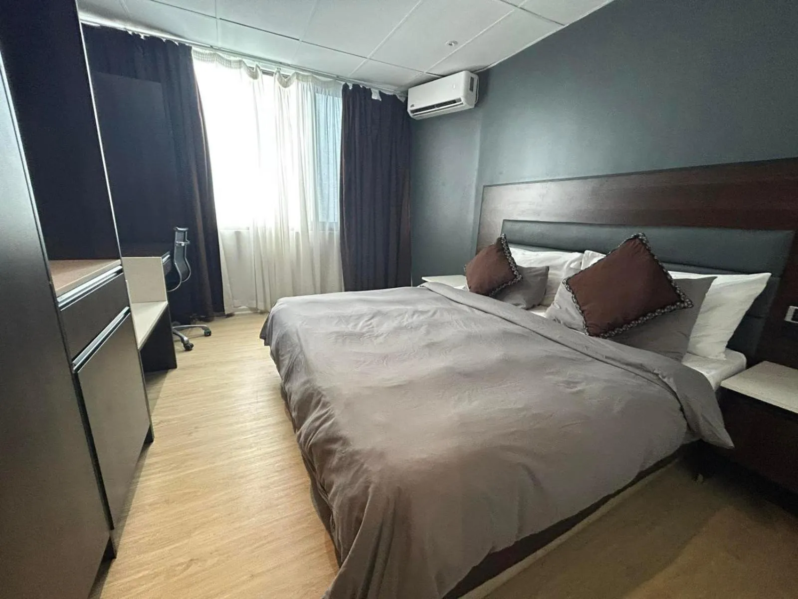 Bedroom, Bed in Smugglers Cove Beach Resort & Hotel