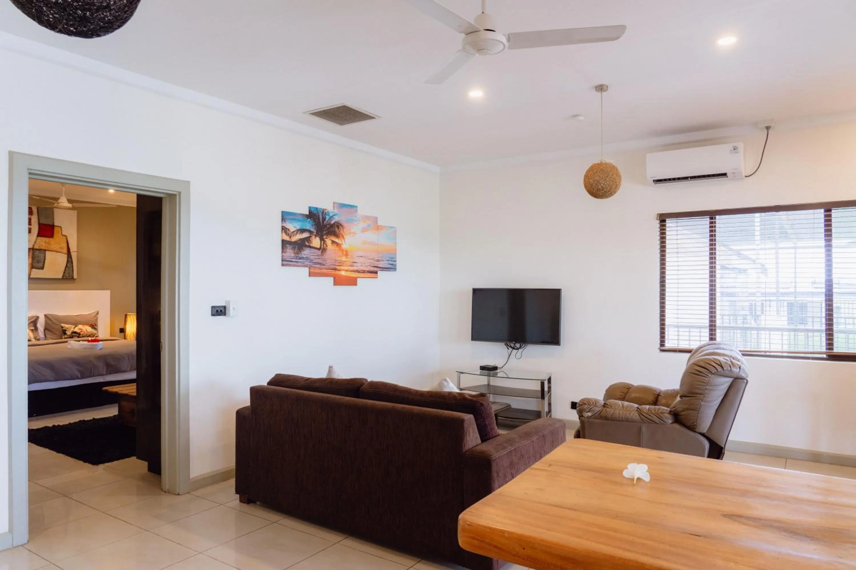 Living room in Smugglers Cove Beach Resort & Hotel