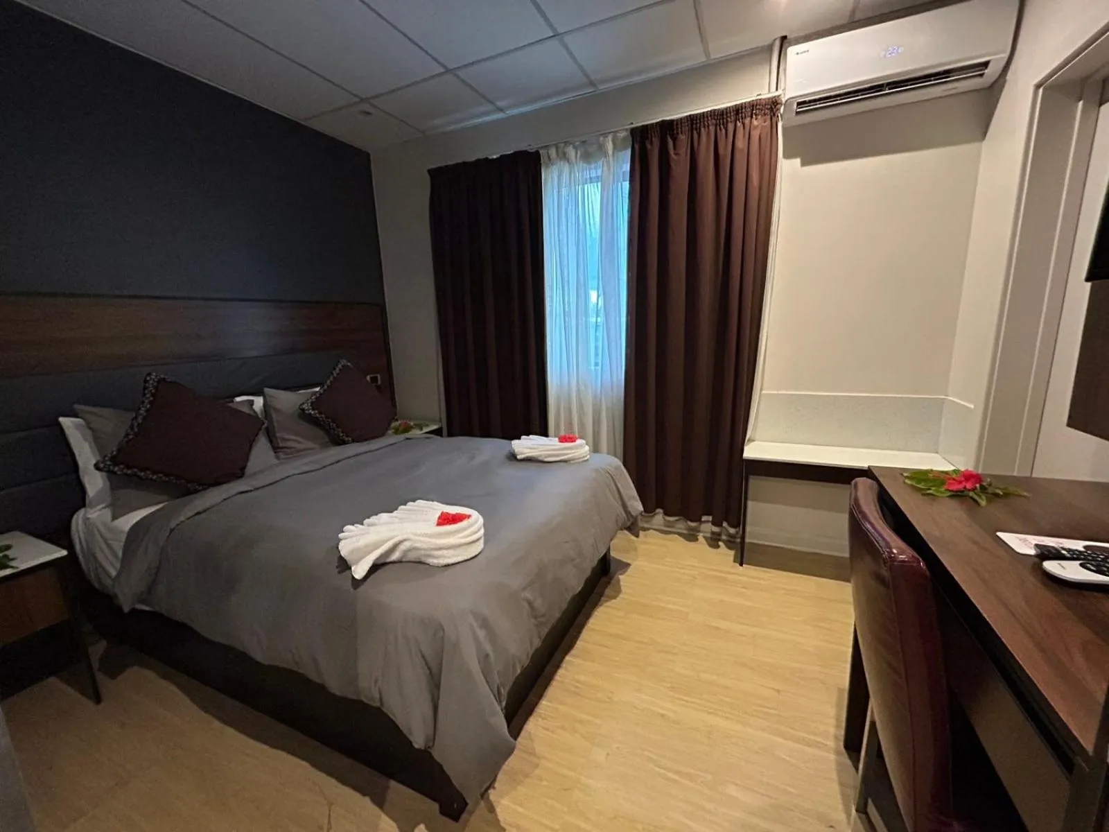 Bedroom, Bed in Smugglers Cove Beach Resort & Hotel