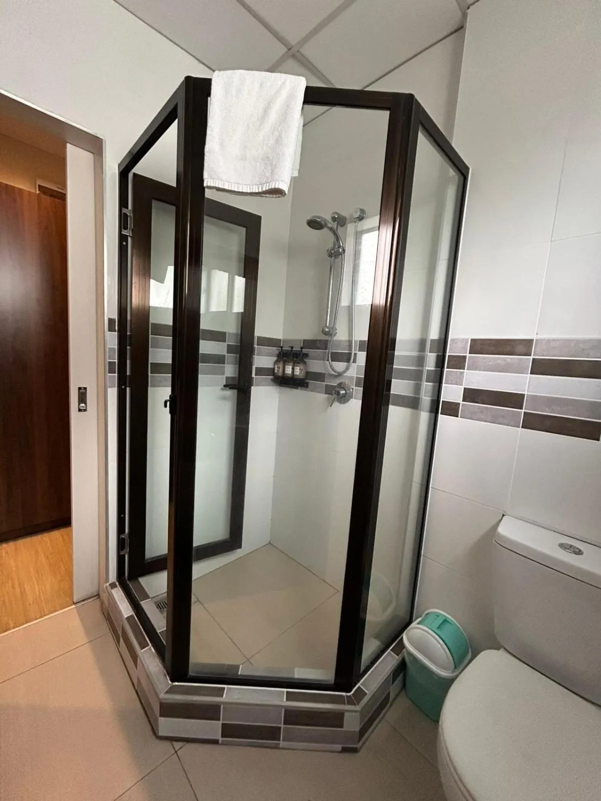 Shower in Smugglers Cove Beach Resort & Hotel