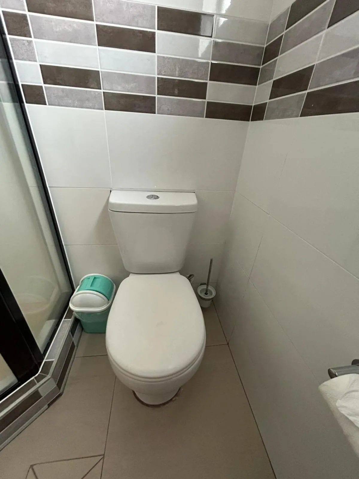 Toilet in Smugglers Cove Beach Resort & Hotel