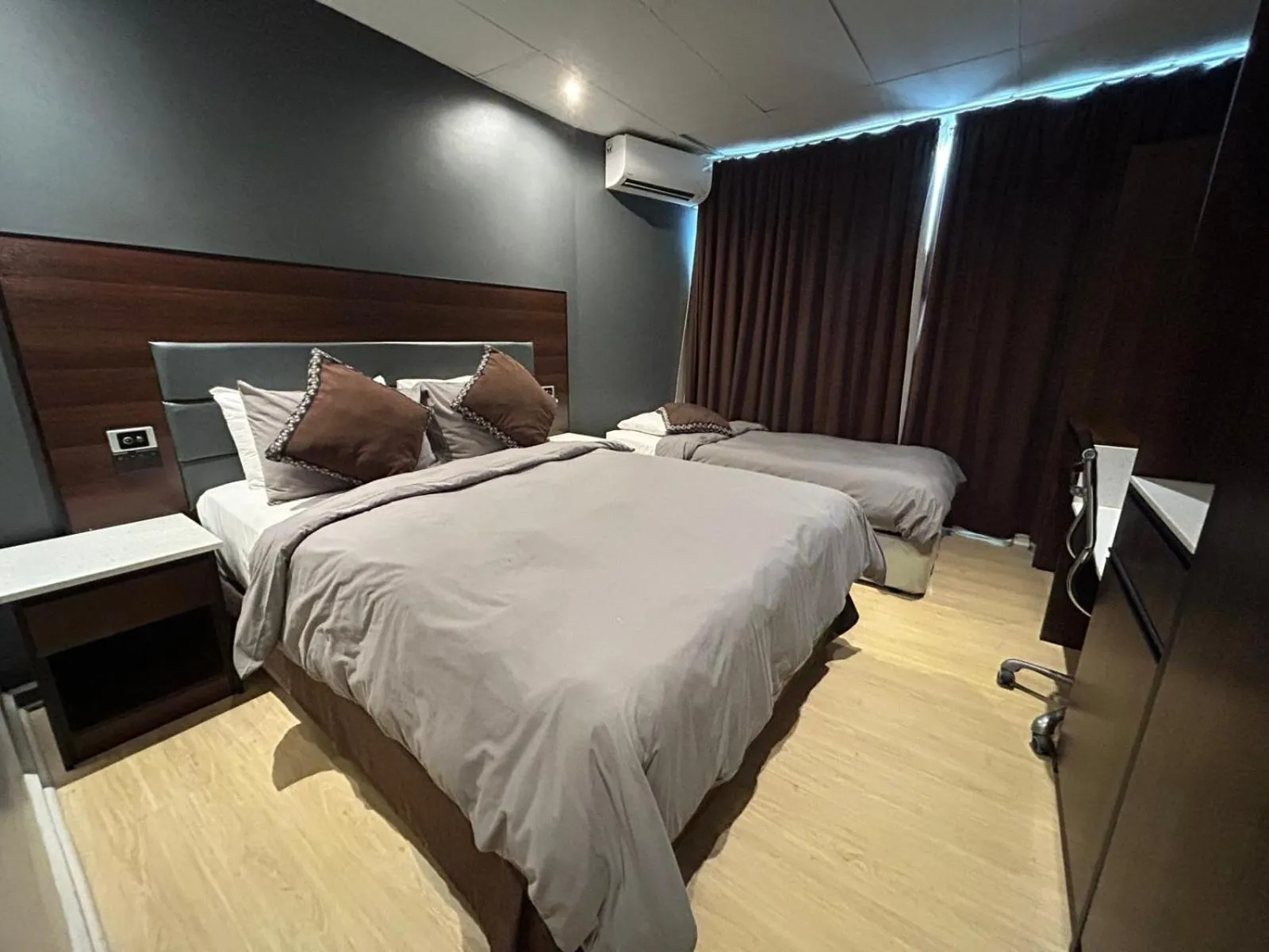 Bedroom, Bed in Smugglers Cove Beach Resort & Hotel