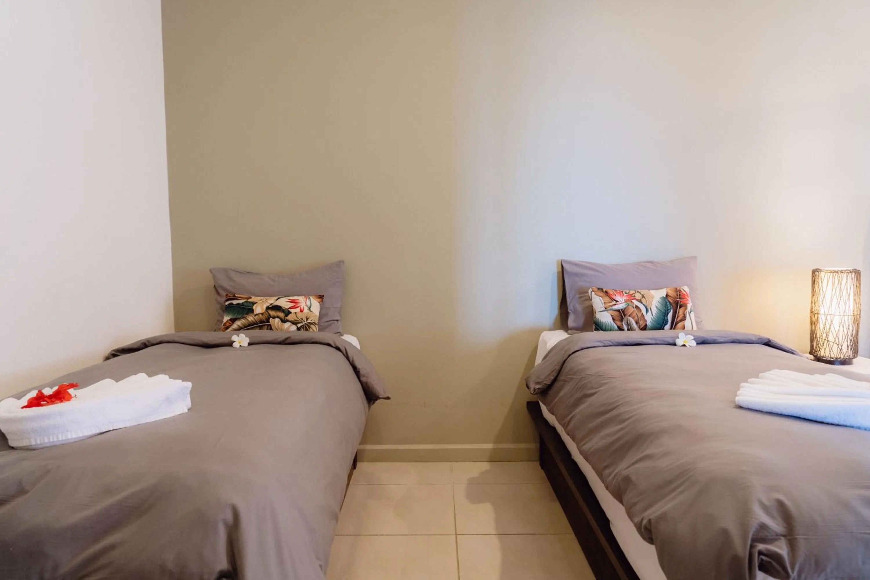 Bedroom, Bed in Smugglers Cove Beach Resort & Hotel