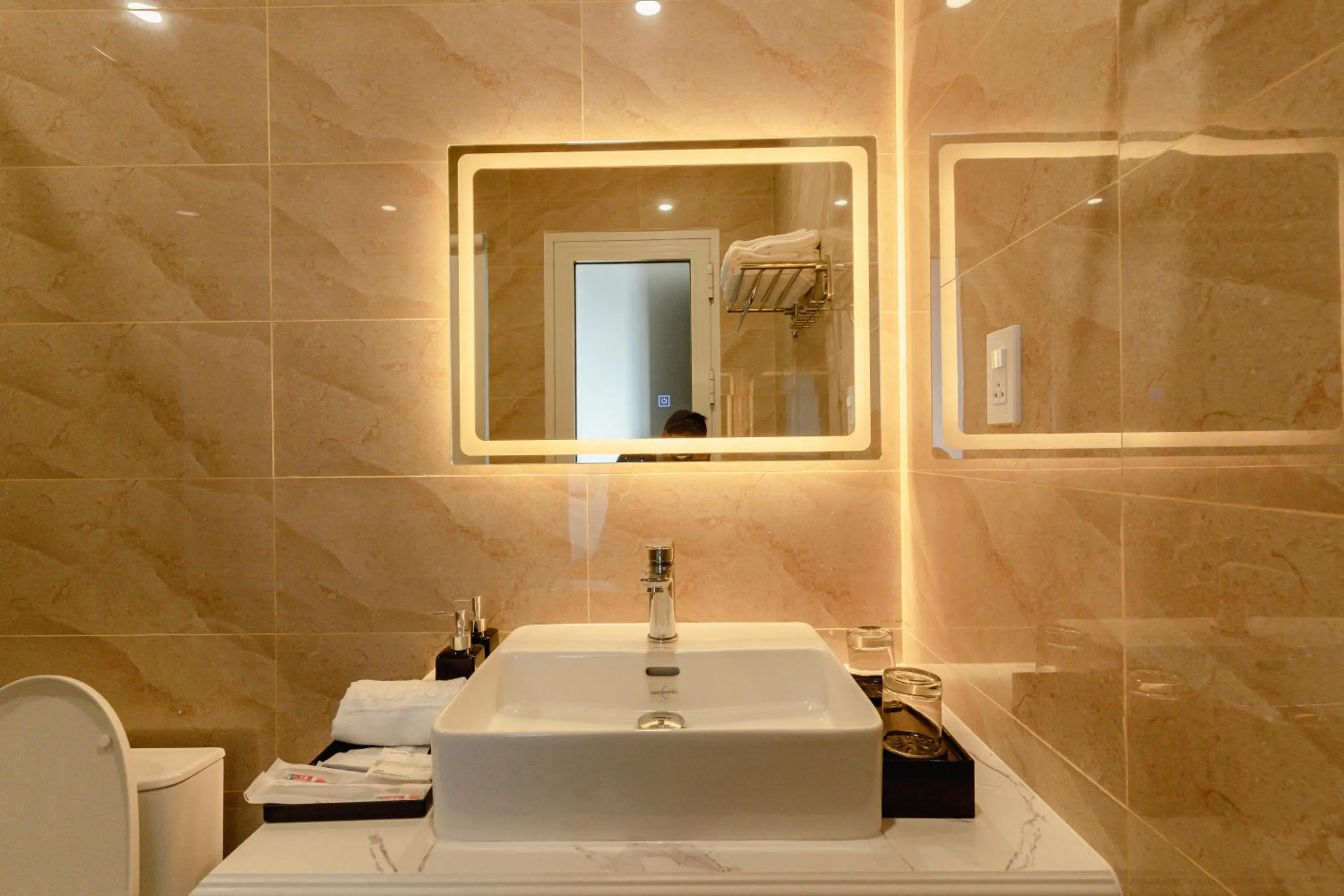 Toilet in Khách sạn Royal Phú Quốc