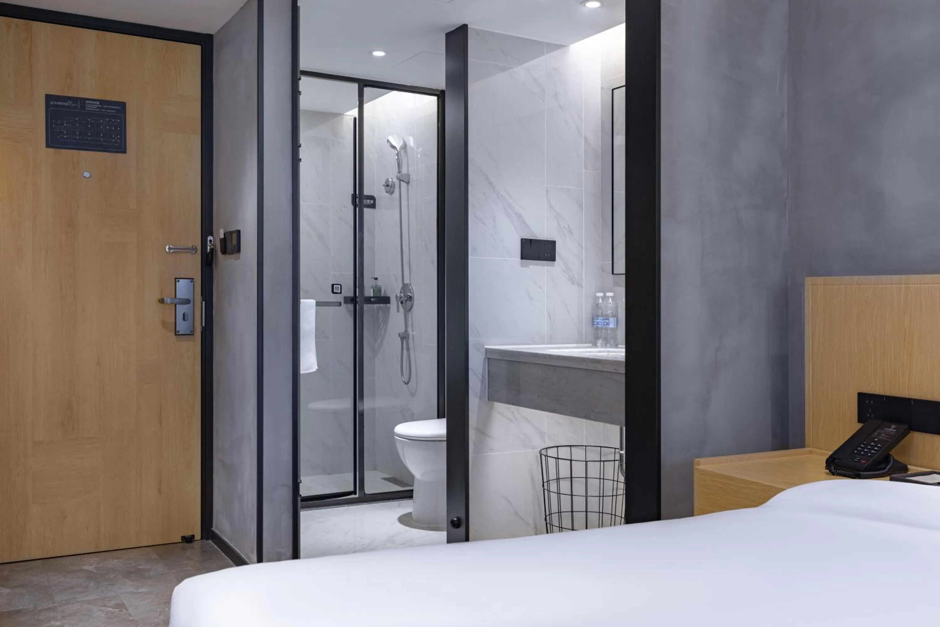 Bathroom, Bed in Tuke China Hotel -Wenzhou South Bus Terminal