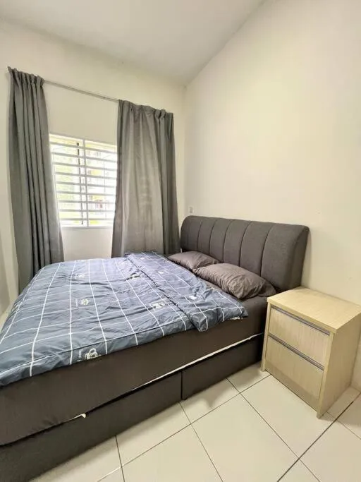 Bed in Lily King (modern and comfy)