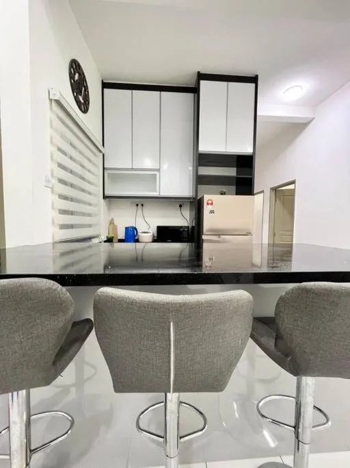 Lily King (modern and comfy)