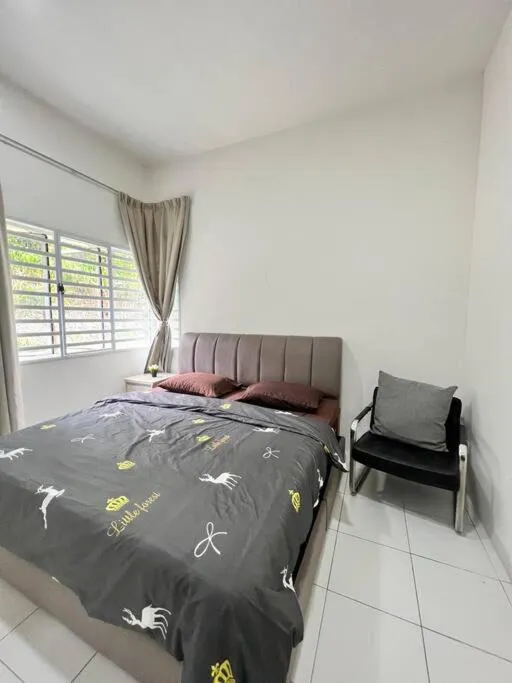 Bed in Lily King (modern and comfy)