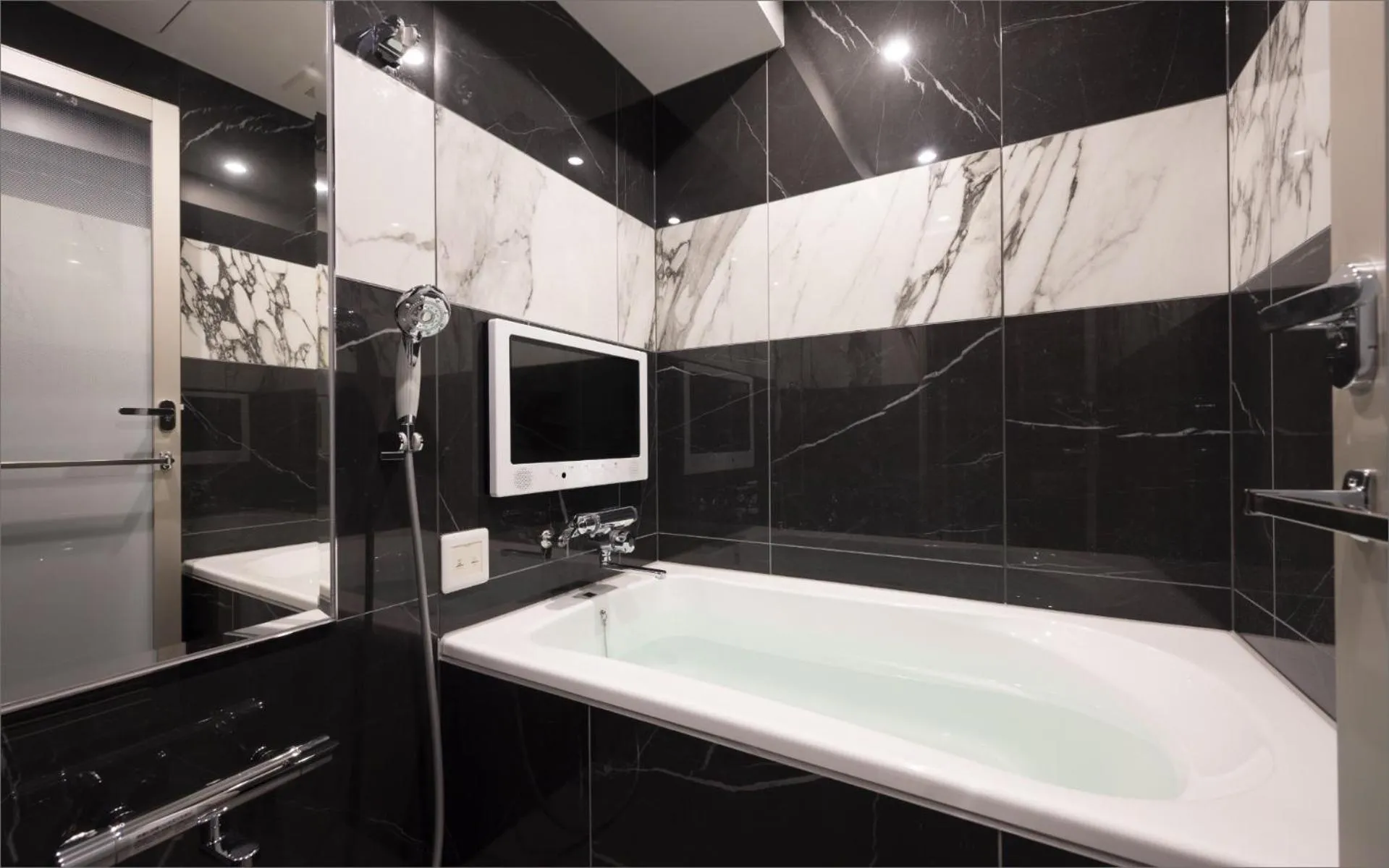 Shower in HOTEL KABUKI