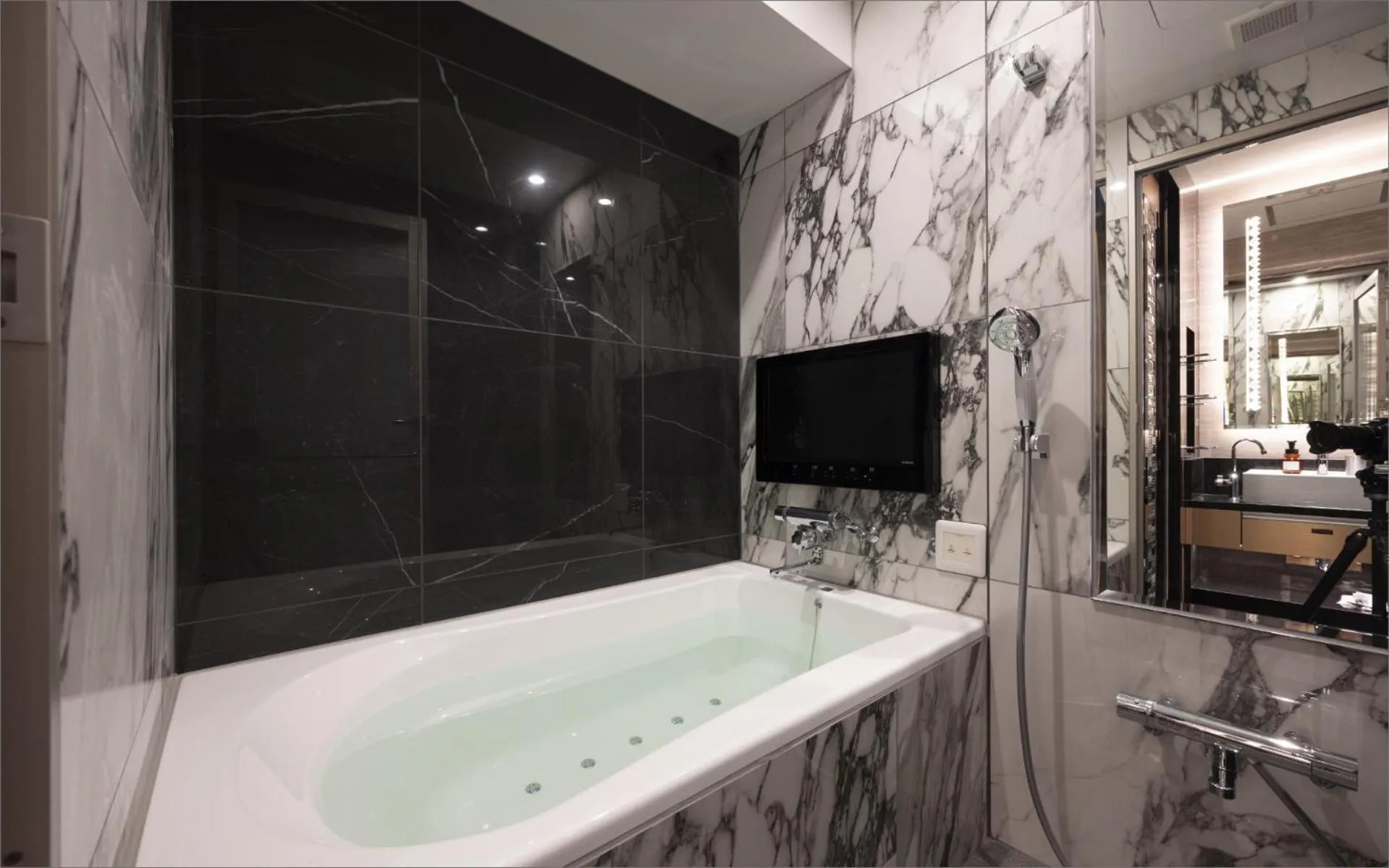 Shower in HOTEL KABUKI