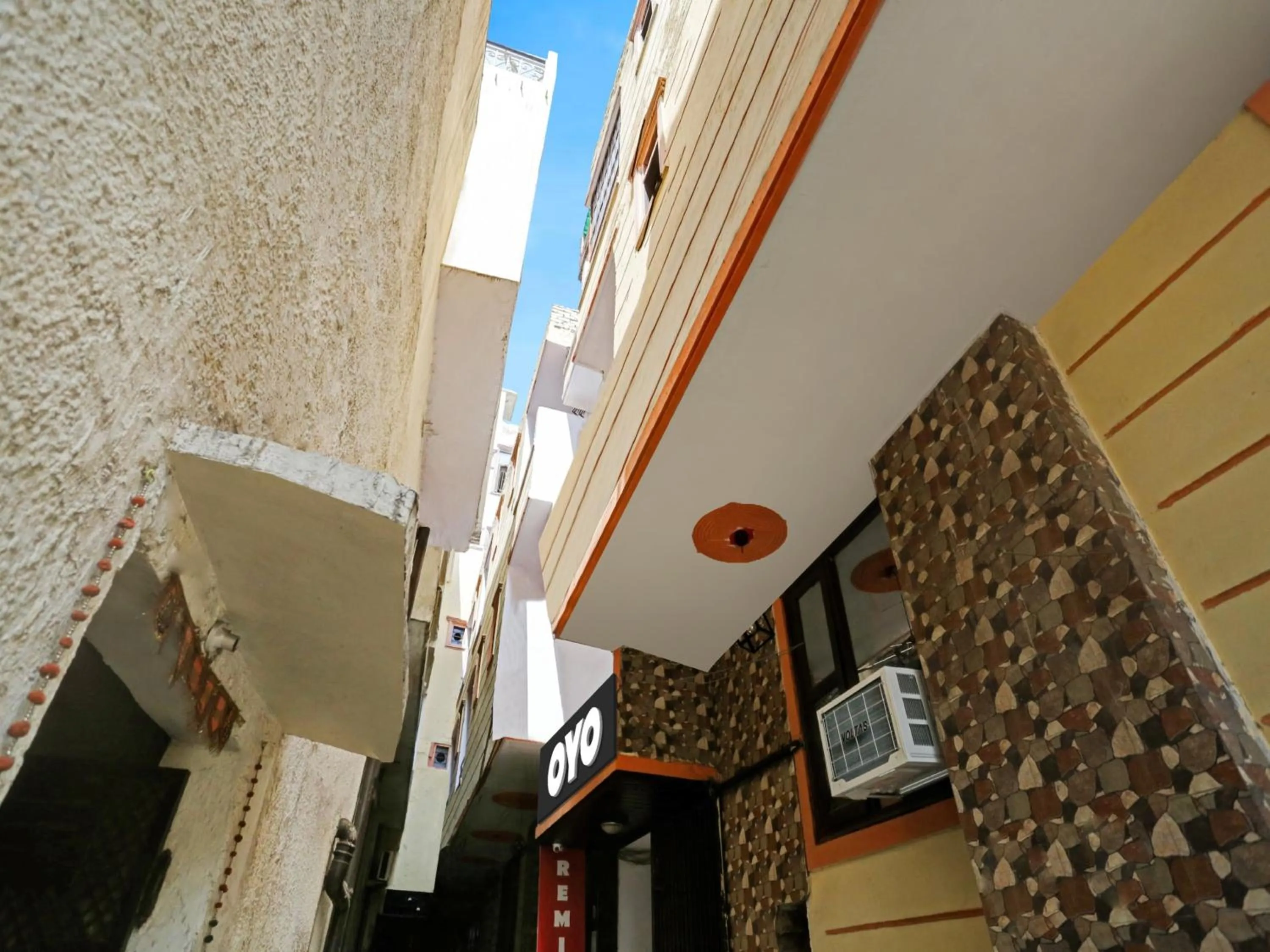 Facade/entrance in Hotel O Premium Rooms