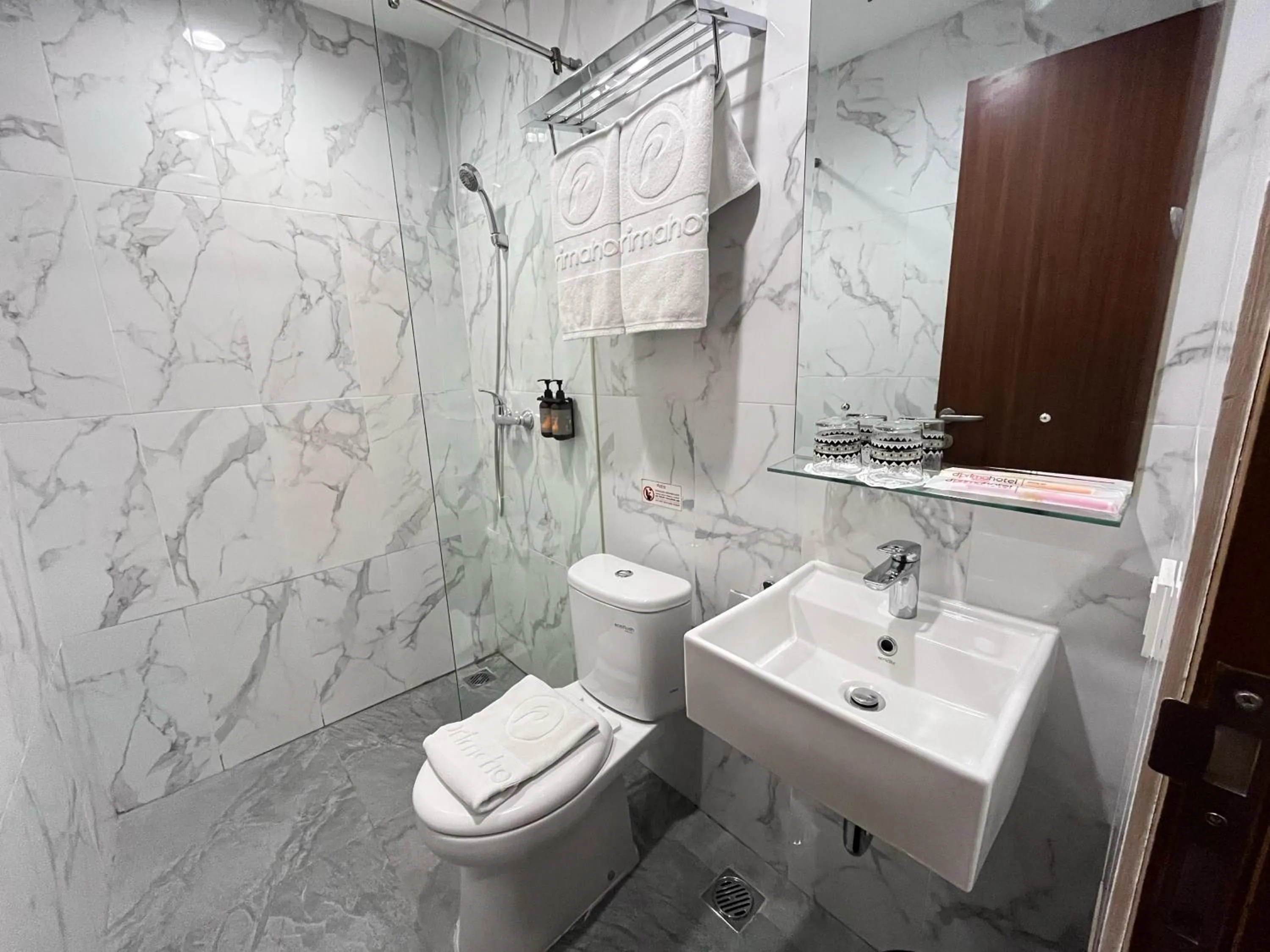 Bathroom in d'primahotel Airport Jakarta Terminal 3 Wellness Center