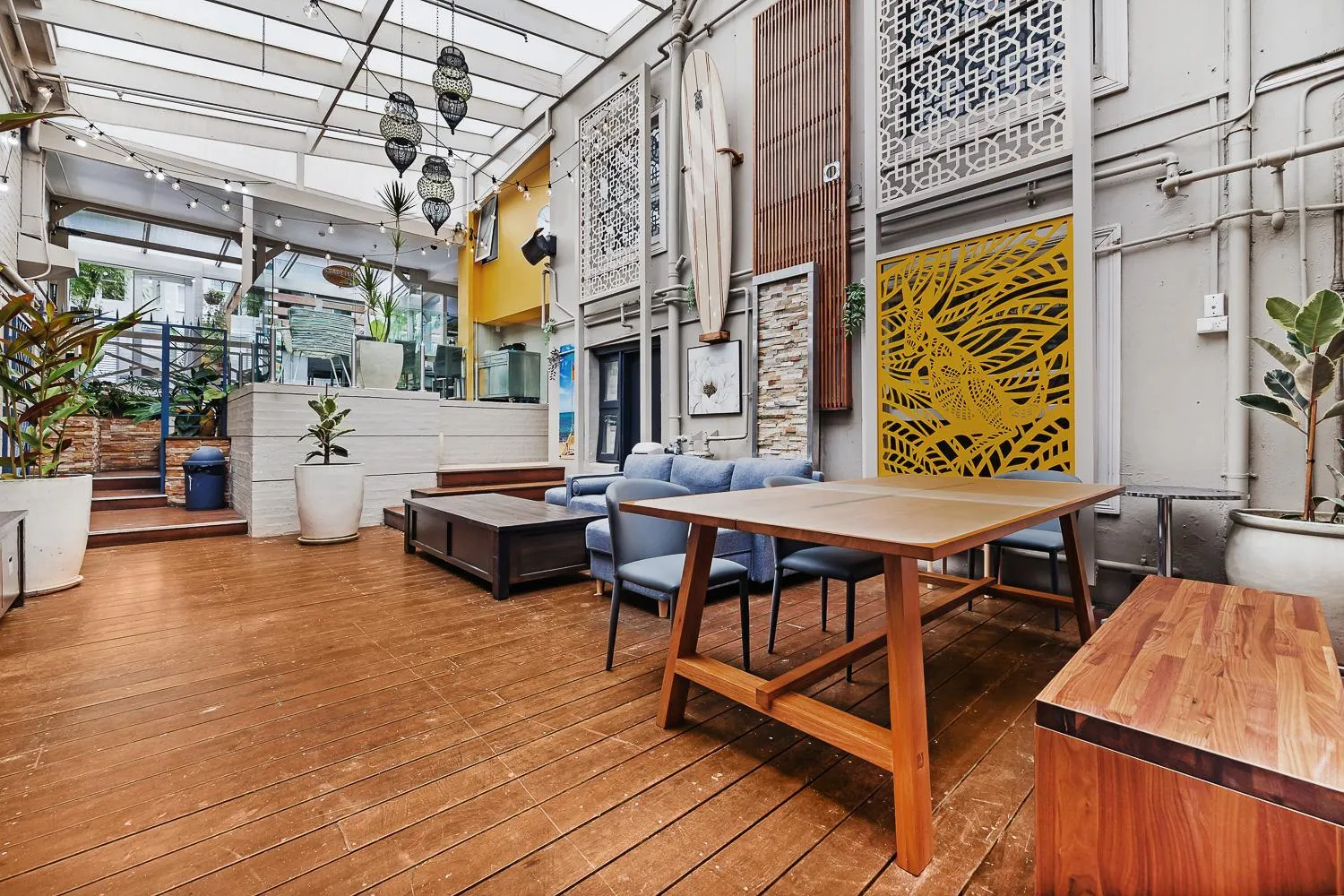 Communal lounge/ TV room in London Plane Backpackers