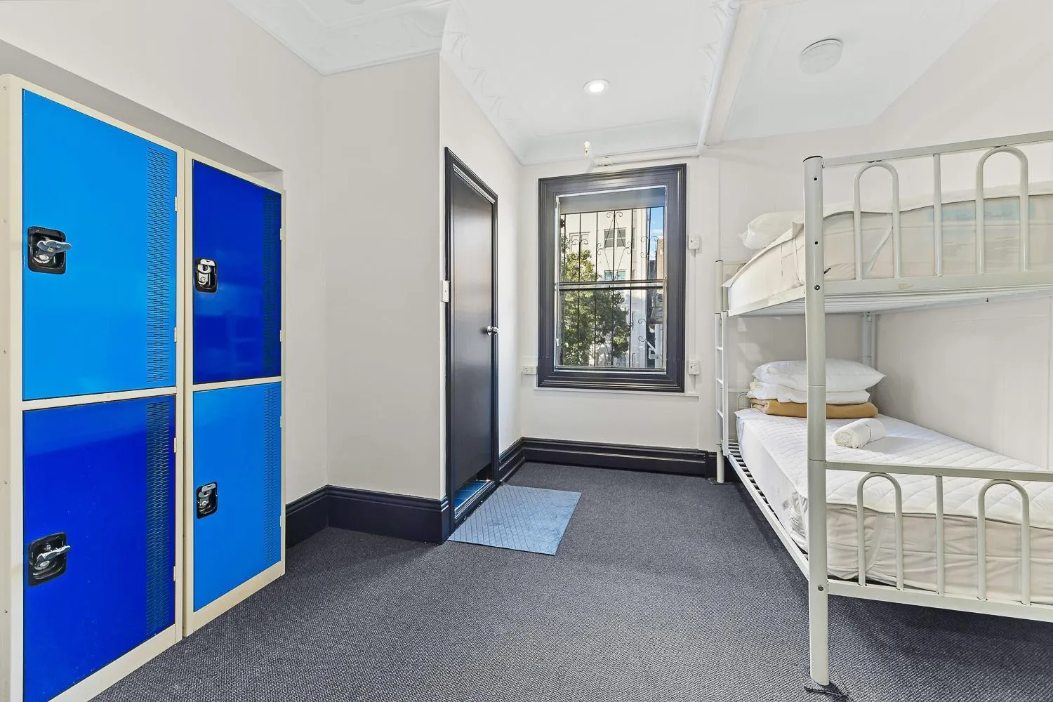 Bed in London Plane Backpackers