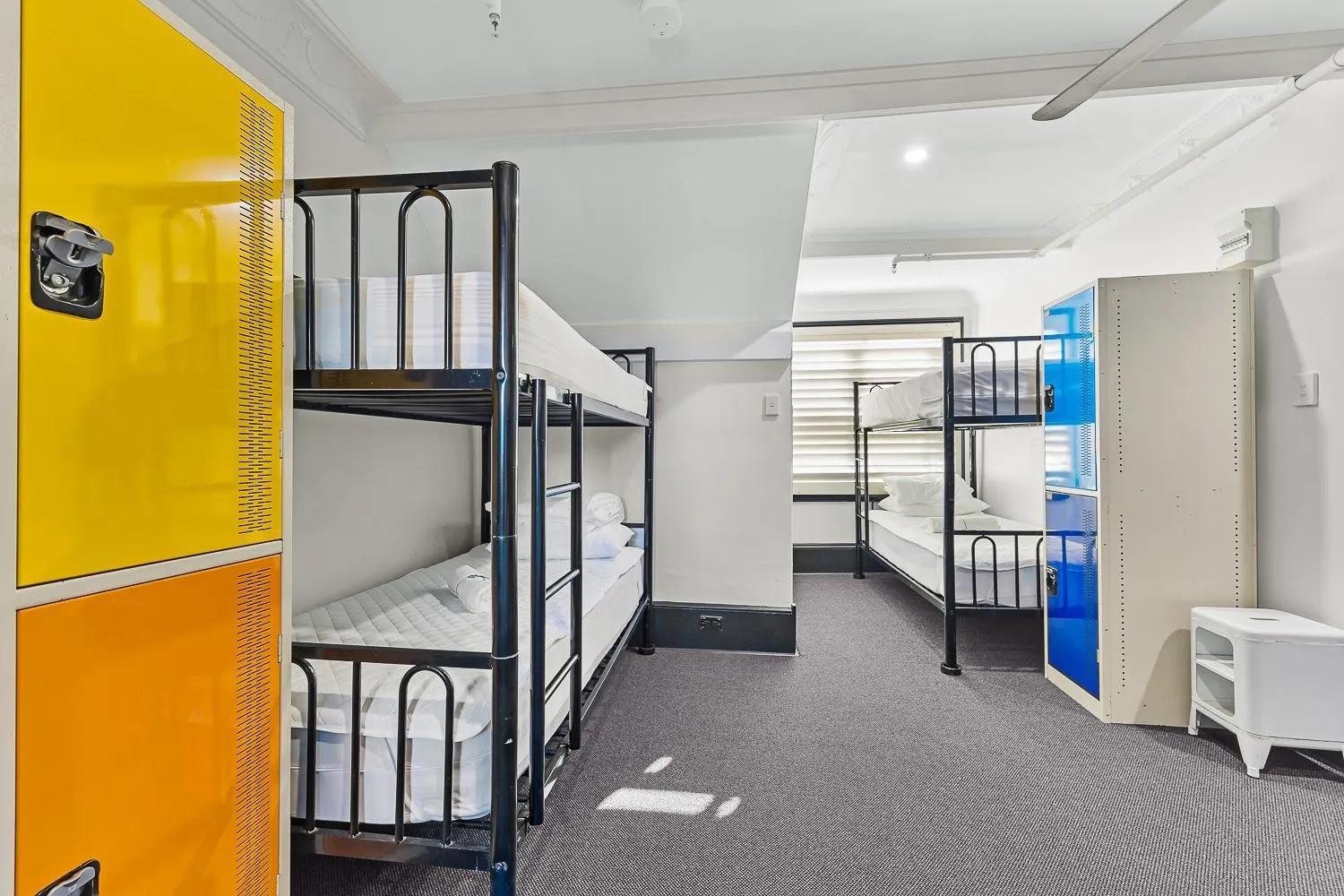 Bed in London Plane Backpackers