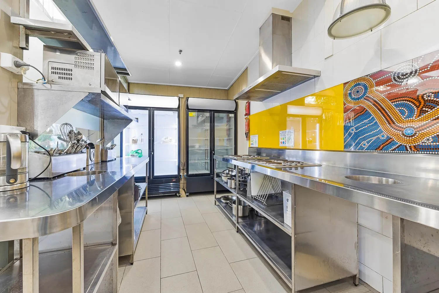 Communal kitchen in London Plane Backpackers