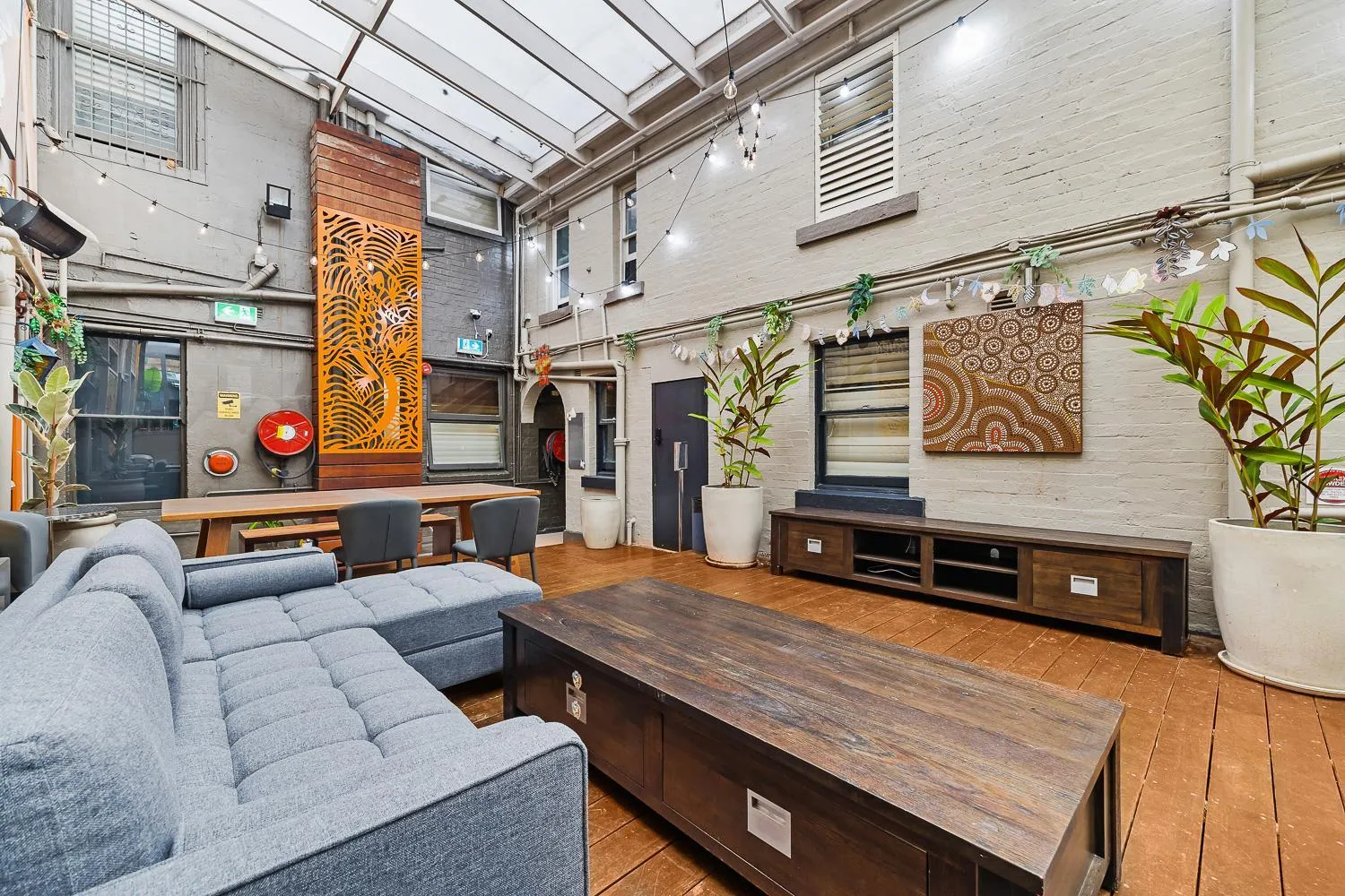 Communal lounge/ TV room in London Plane Backpackers