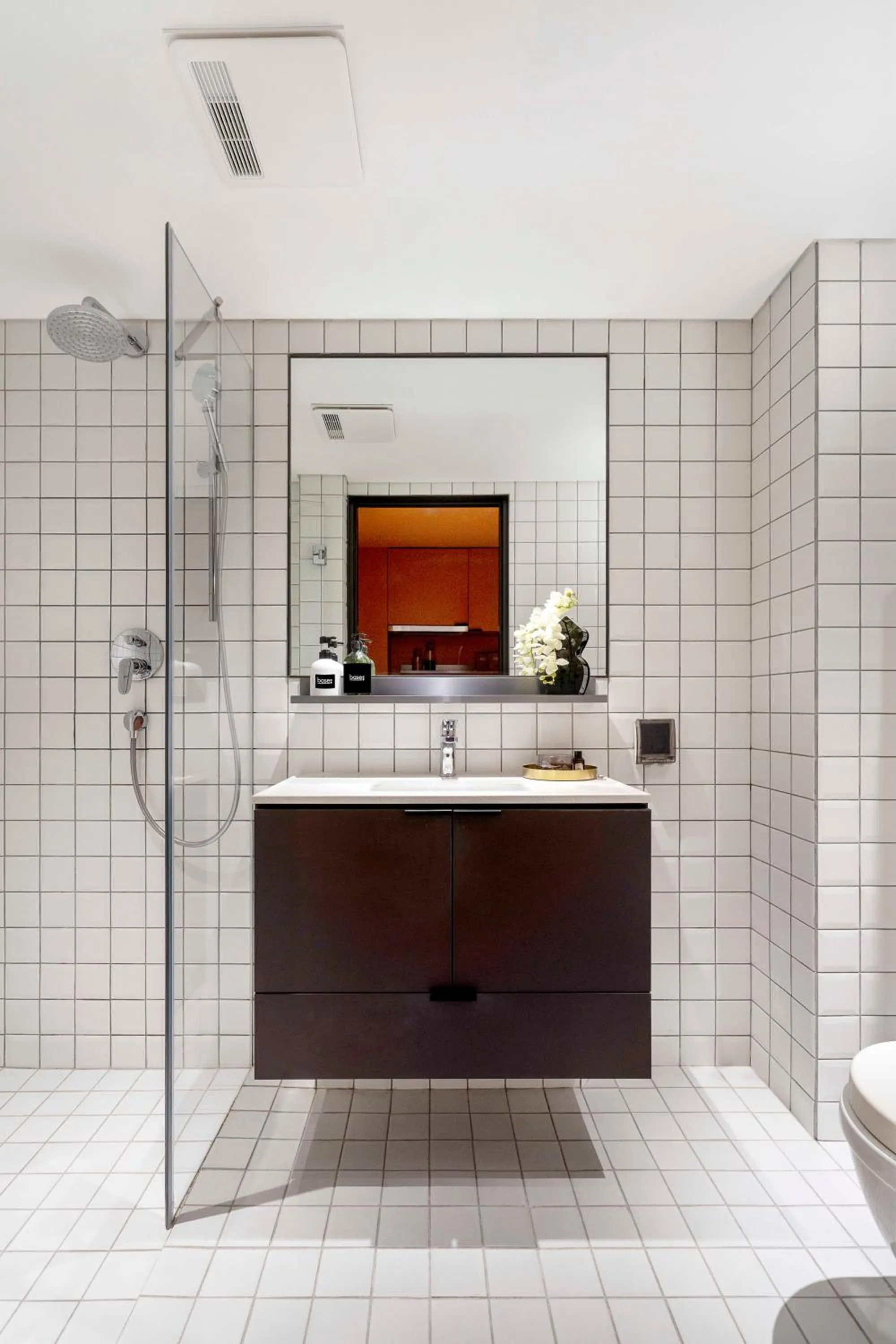 Bathroom in base-Beijing Wangfujing Serviced Apartment- in Hutong &Bike rental &Close to Forbidden City, Tian'anmen Square &Subway nearby &Free coffee &Washing machine,Kitchen &Restaurant discount &English speaking &High speed free WiFi