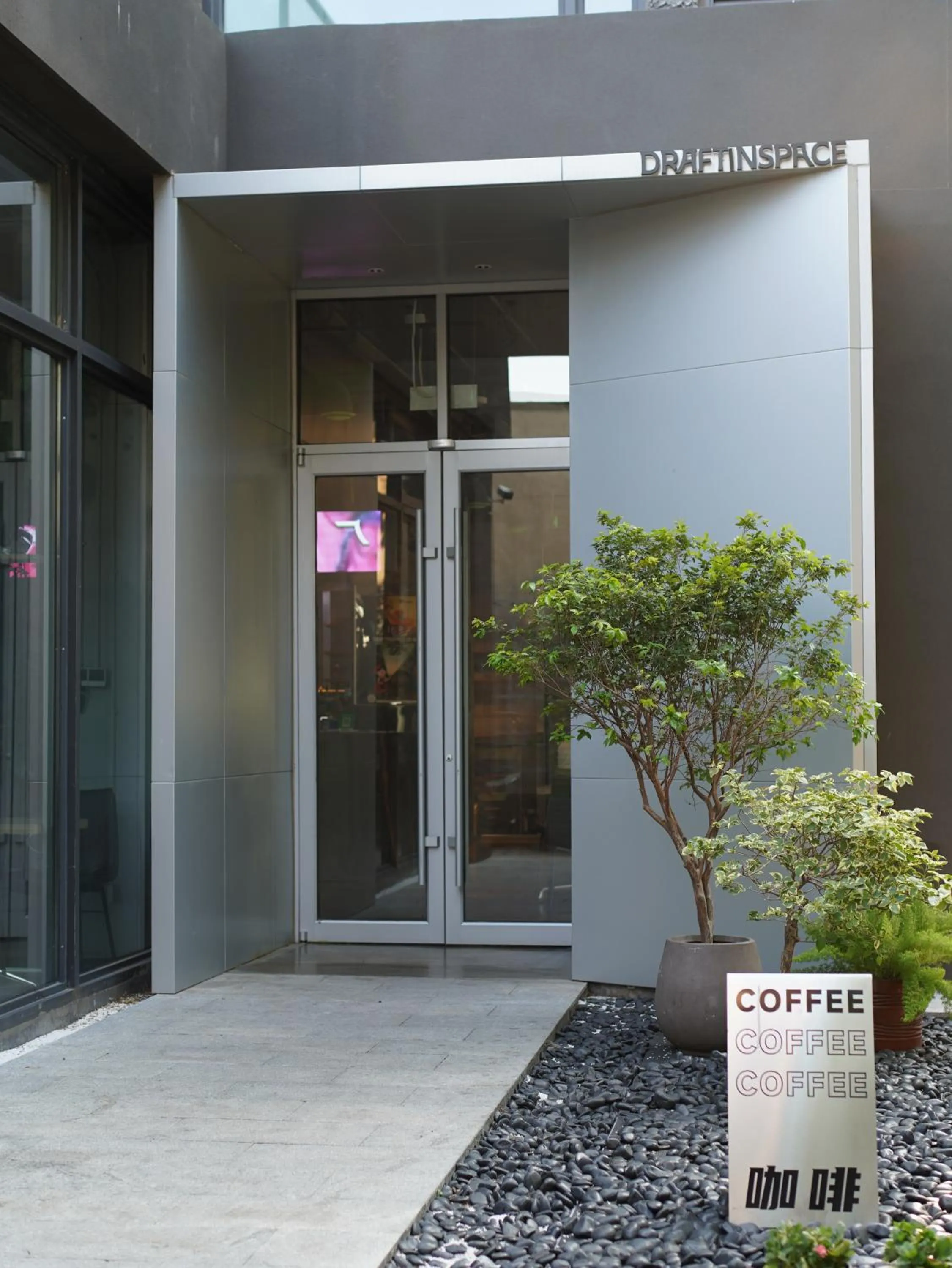 Restaurant/places to eat in base-Beijing Wangfujing Serviced Apartment- in Hutong &Bike rental &Close to Forbidden City, Tian'anmen Square &Subway nearby &Free coffee &Washing machine,Kitchen &Restaurant discount &English speaking &High speed free WiFi