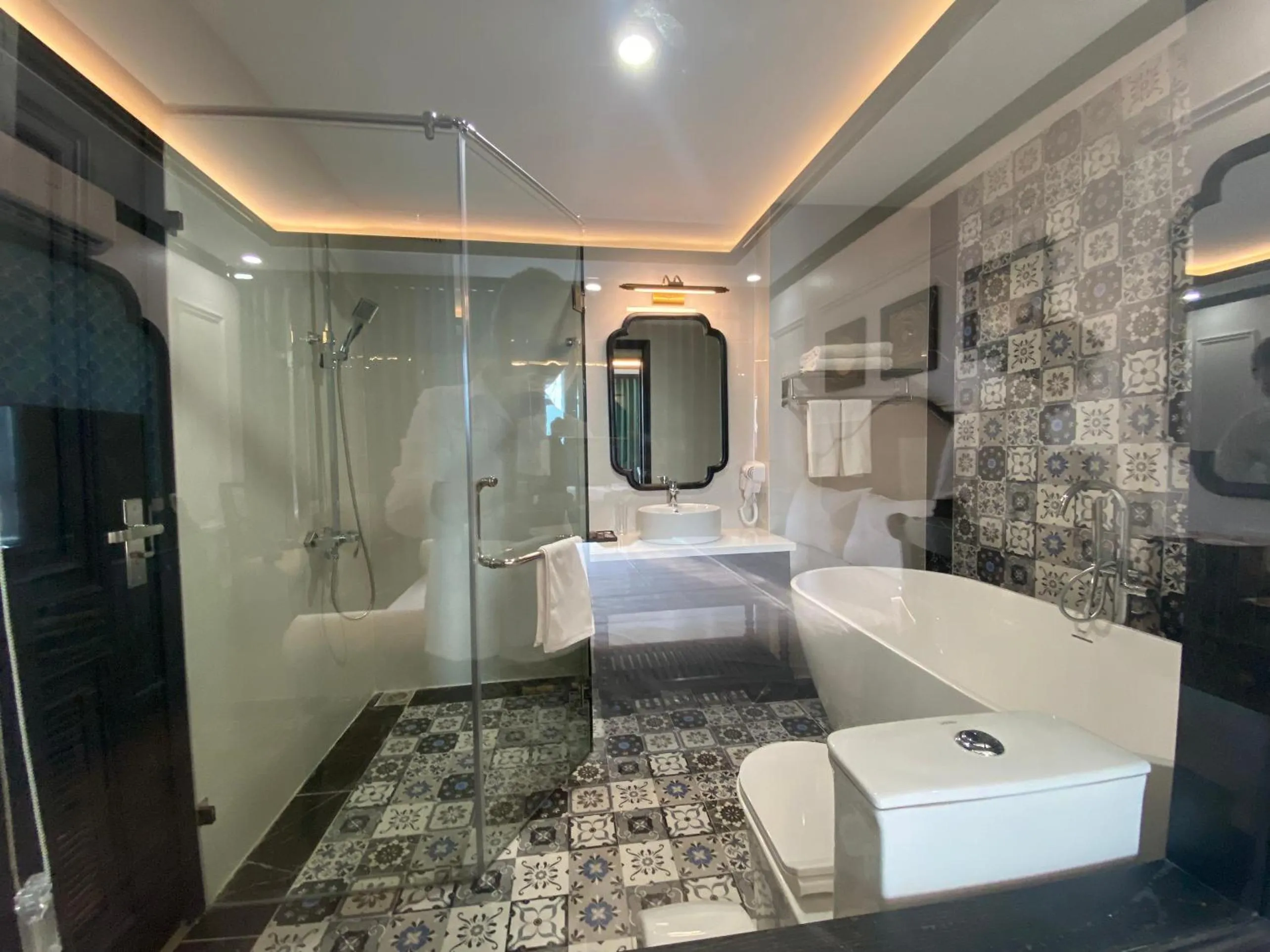 Toilet in Moma Paris Hotel Ninh Bình