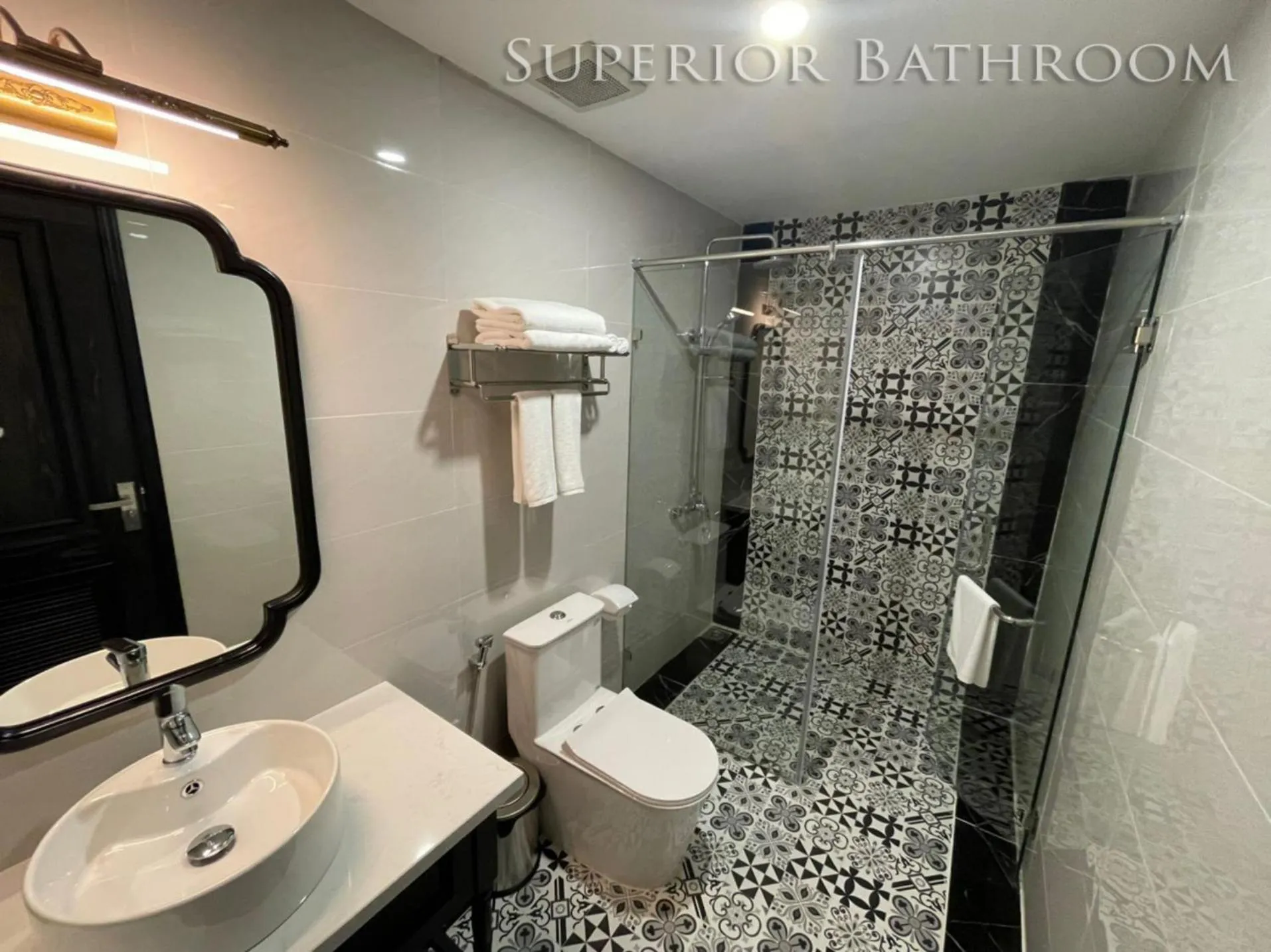 Toilet in Moma Paris Hotel Ninh Bình