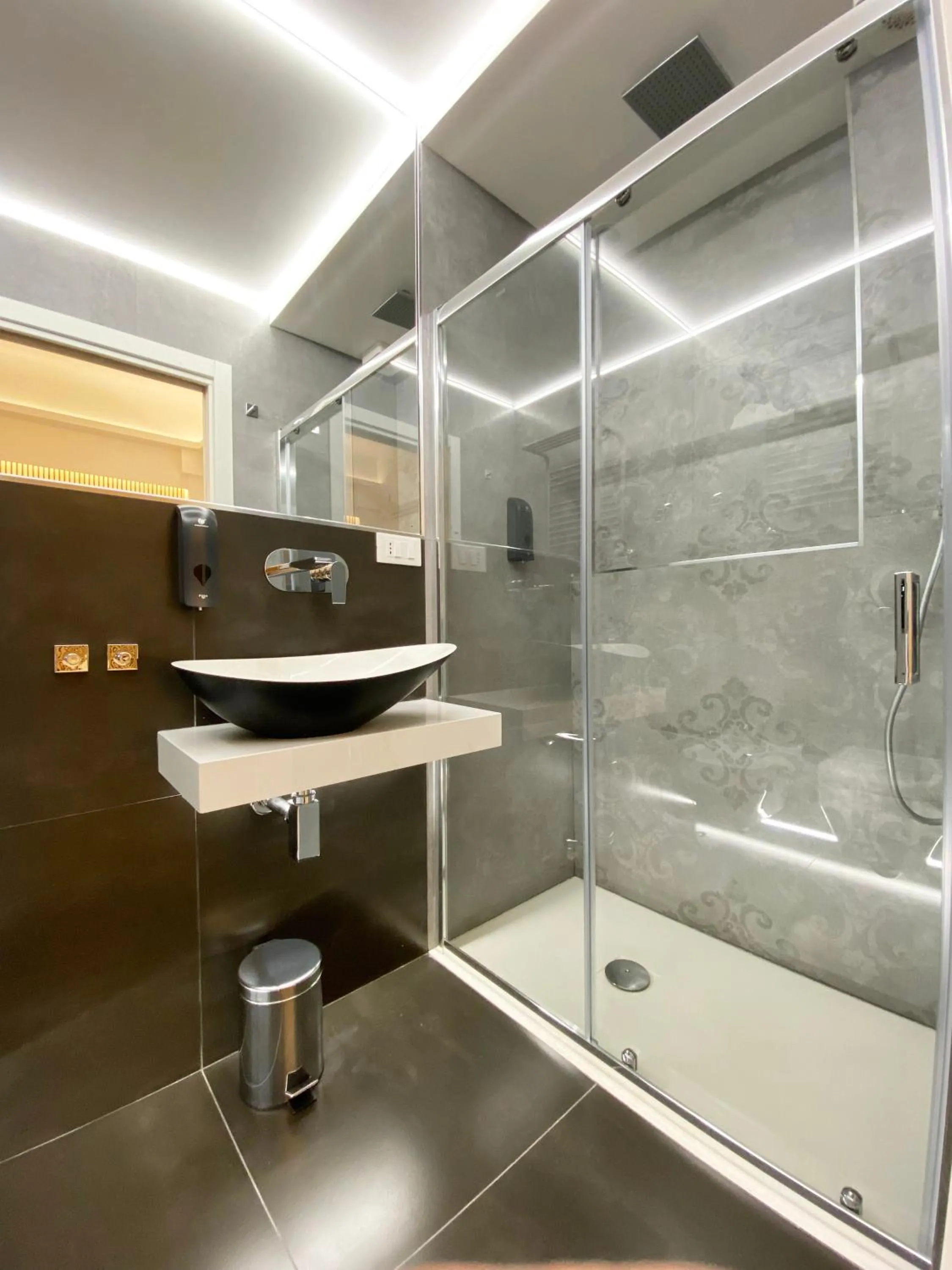Shower in Casa Granatelli