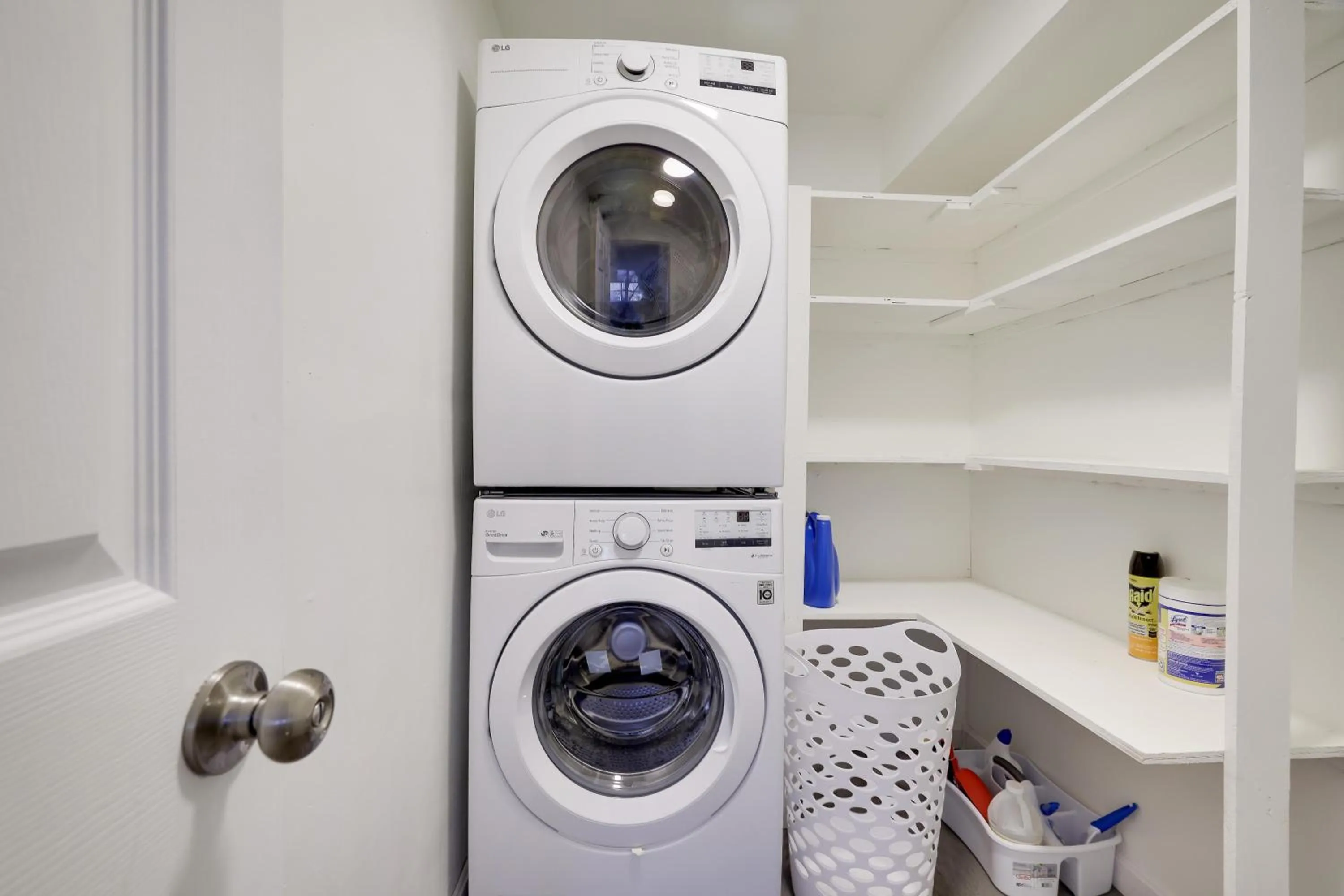 washing machine in Stunning Poconos Villa- Hot Tub, Pool, Game Room, BBQ & more