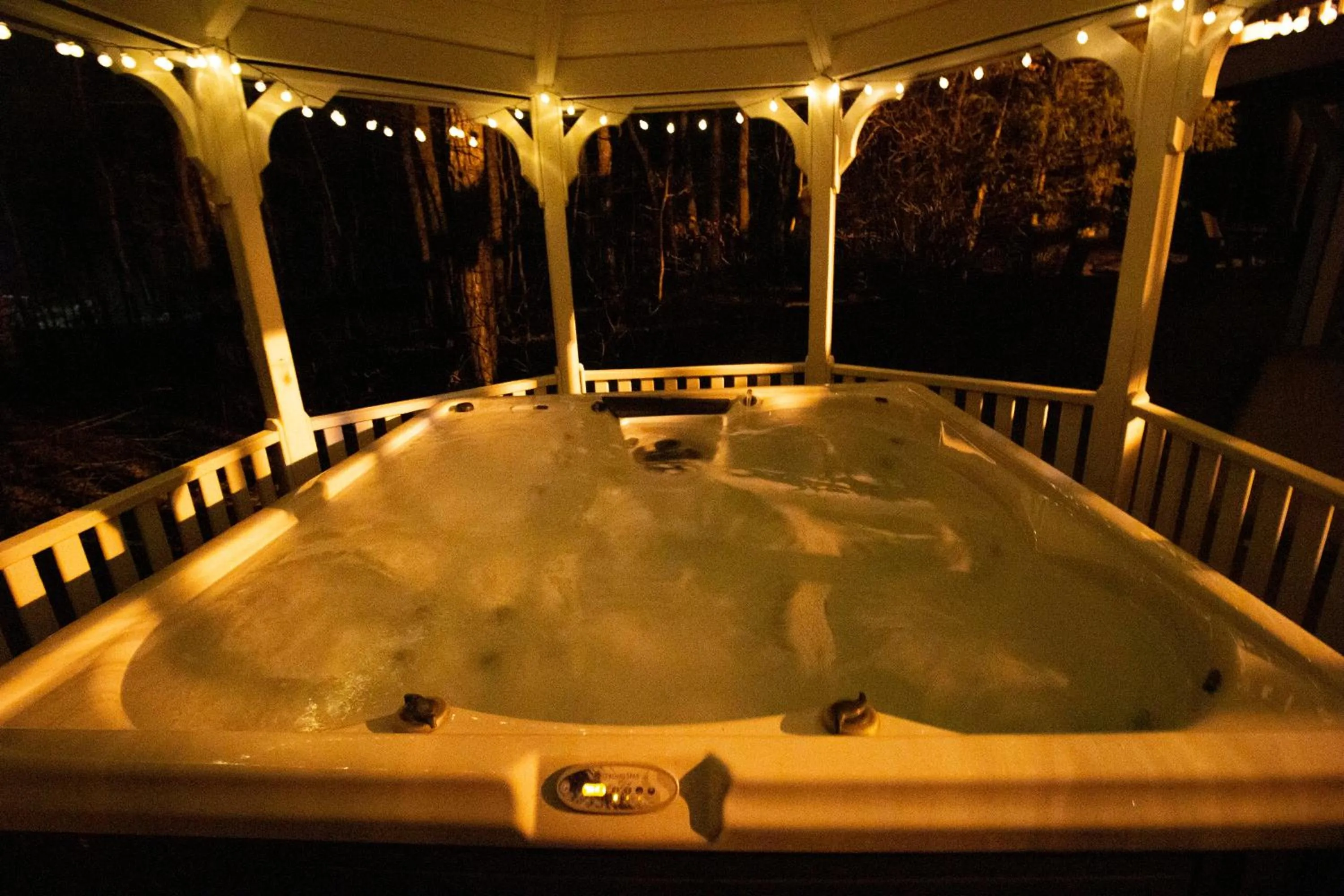 Hot Tub in Stunning Poconos Villa- Hot Tub, Pool, Game Room, BBQ & more