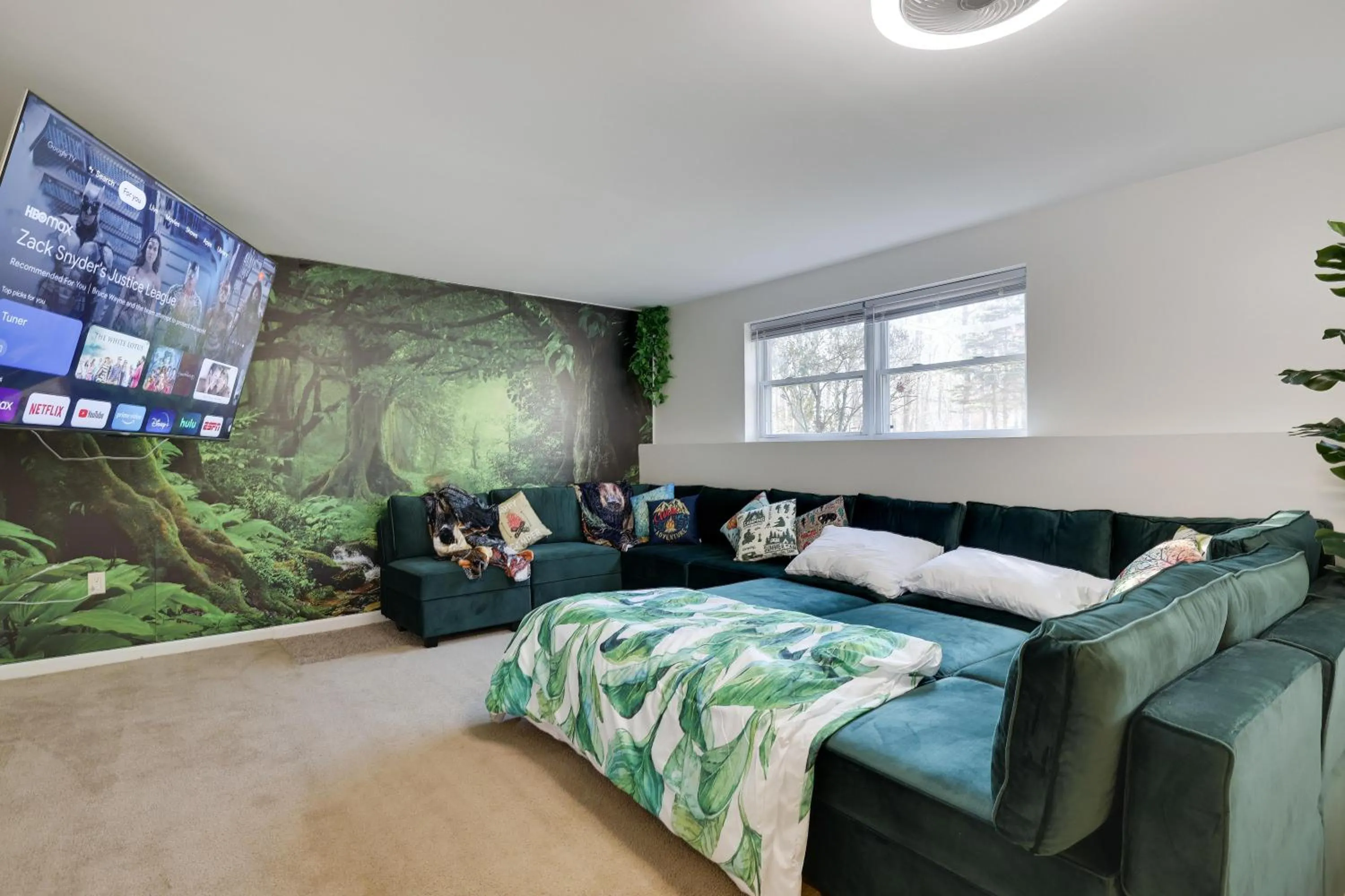 Communal lounge/ TV room, Bed in Stunning Poconos Villa- Hot Tub, Pool, Game Room, BBQ & more