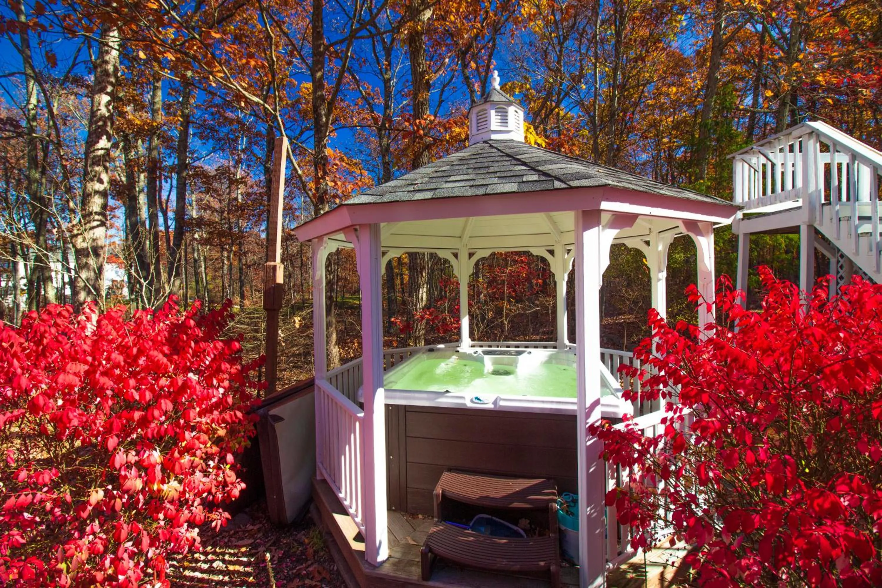 Hot Tub in Stunning Poconos Villa- Hot Tub, Pool, Game Room, BBQ & more
