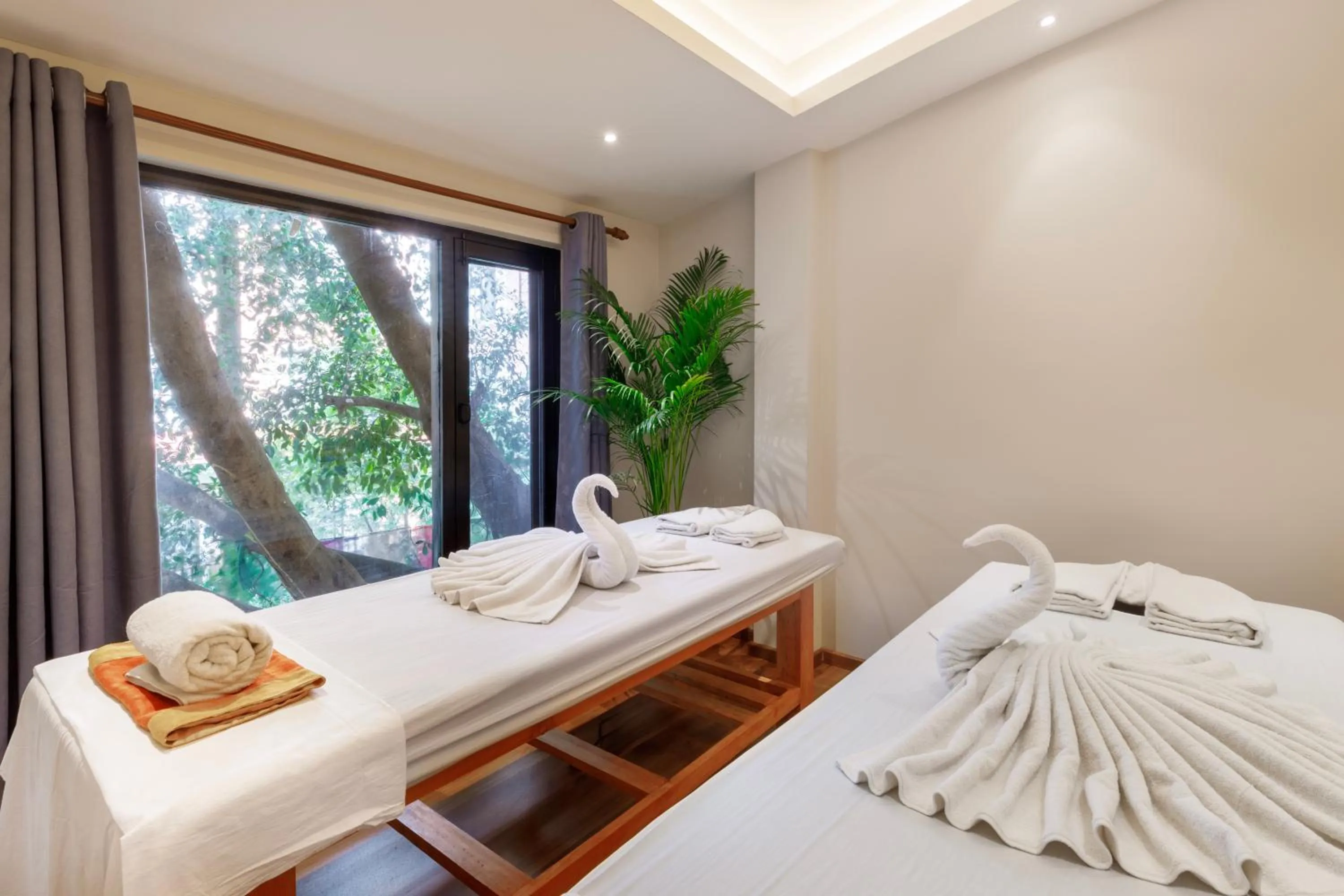 Massage, Bed in Hotel Thrive, A Tropical Courtyard